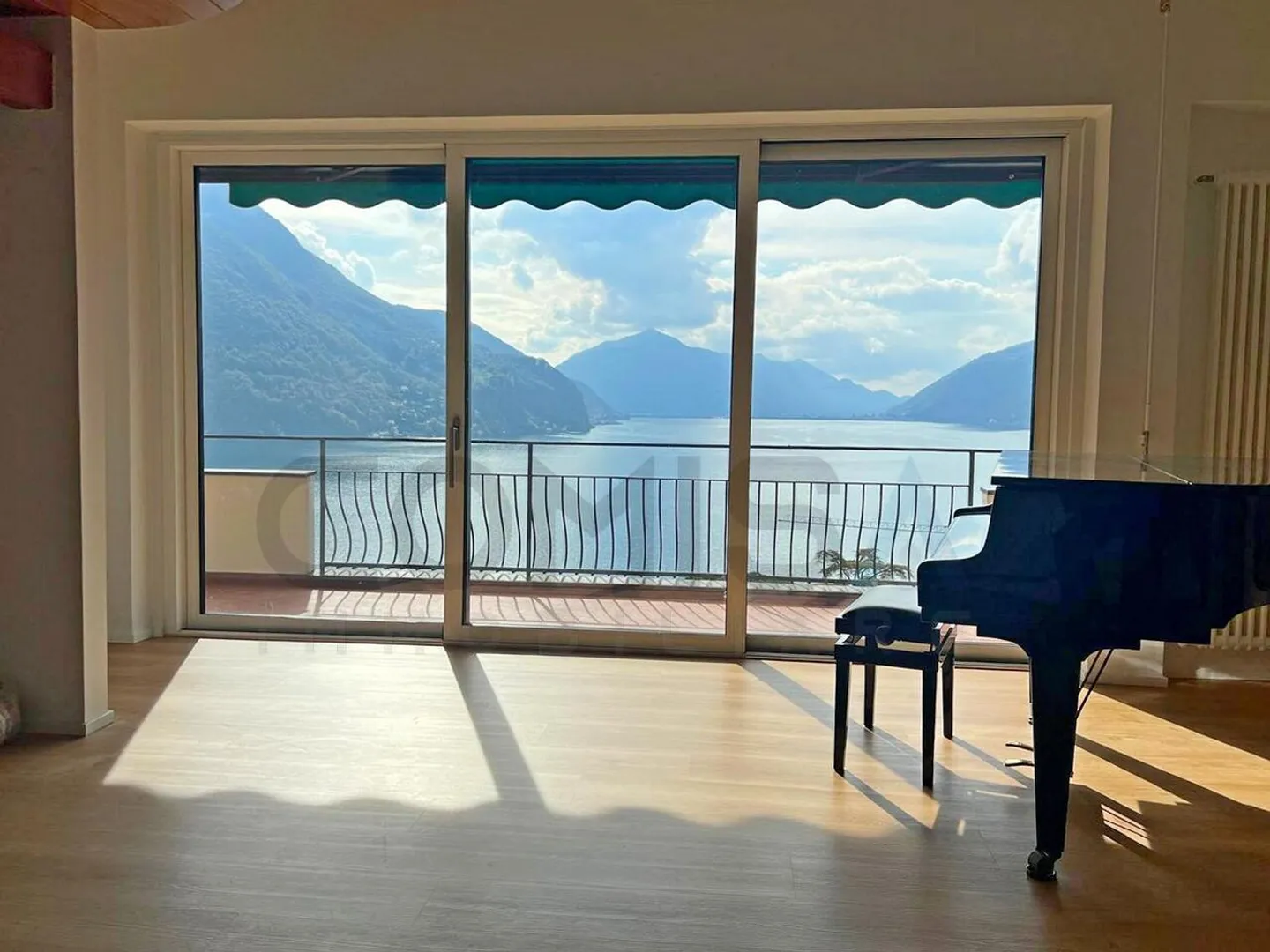 CASTAGNOLA Villa de 7,5 pièces avec une vue splendide sur le lac de Lugano - Photo 1 sur 5