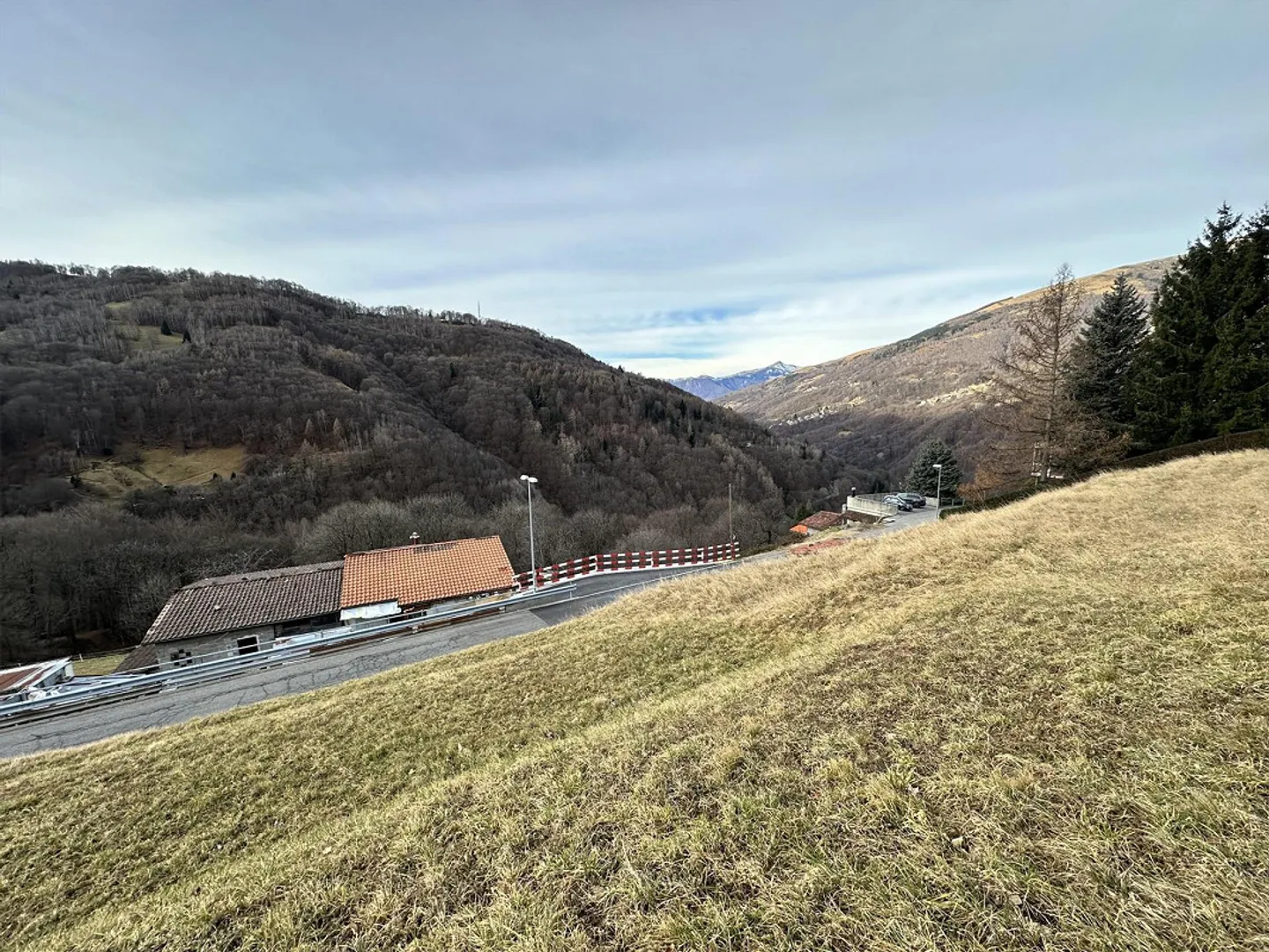 BAUBARES LAND FÜR 3-4 WOHNEINHEITEN IN CERTARA - Foto 1 von 8