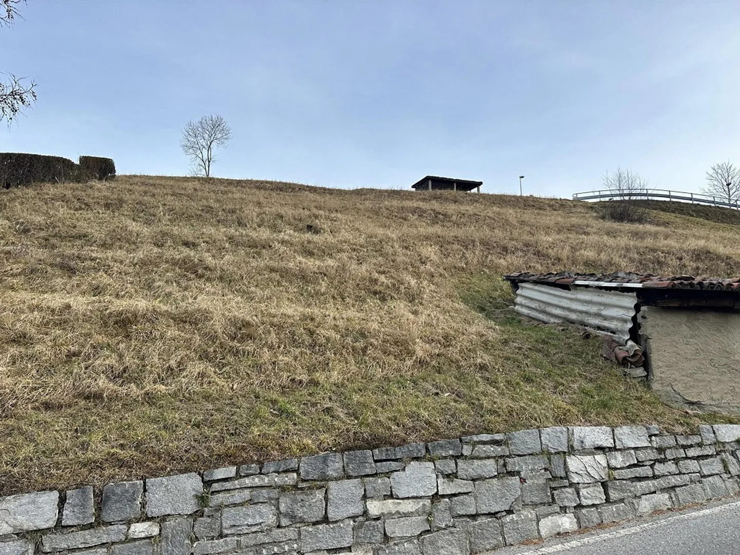 BAUBARES LAND FÜR 3-4 WOHNEINHEITEN IN CERTARA - Foto 4 von 8