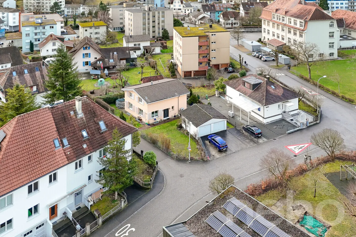 Maison individuelle moderne avec jardin et beaucoup d'espace - Photo 1 sur 12