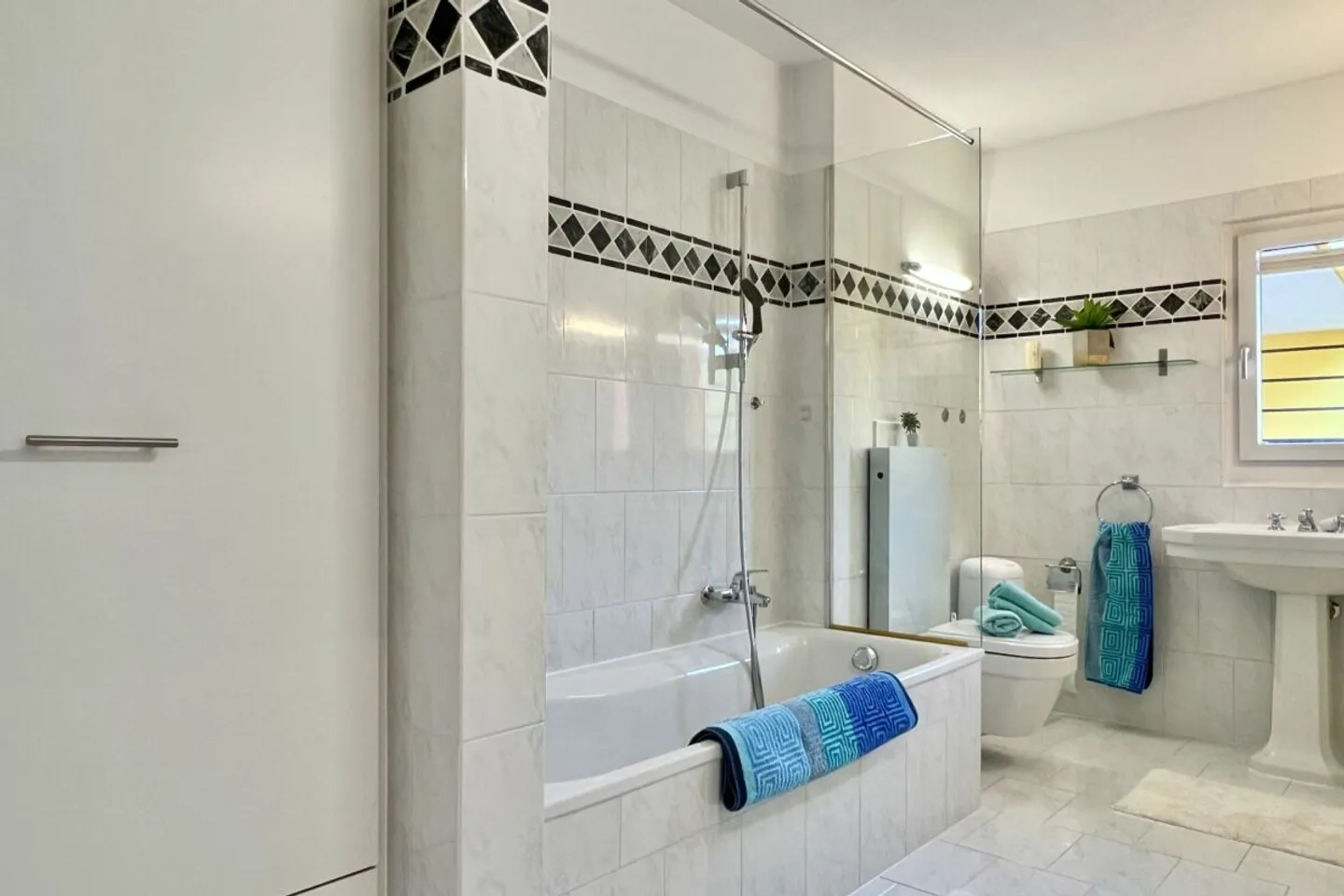 Villa in posizione soleggiata tutto l'anno con casa per gli ospiti separata e bellissimo terreno - in ottime condizioni! - Foto 30 di 56