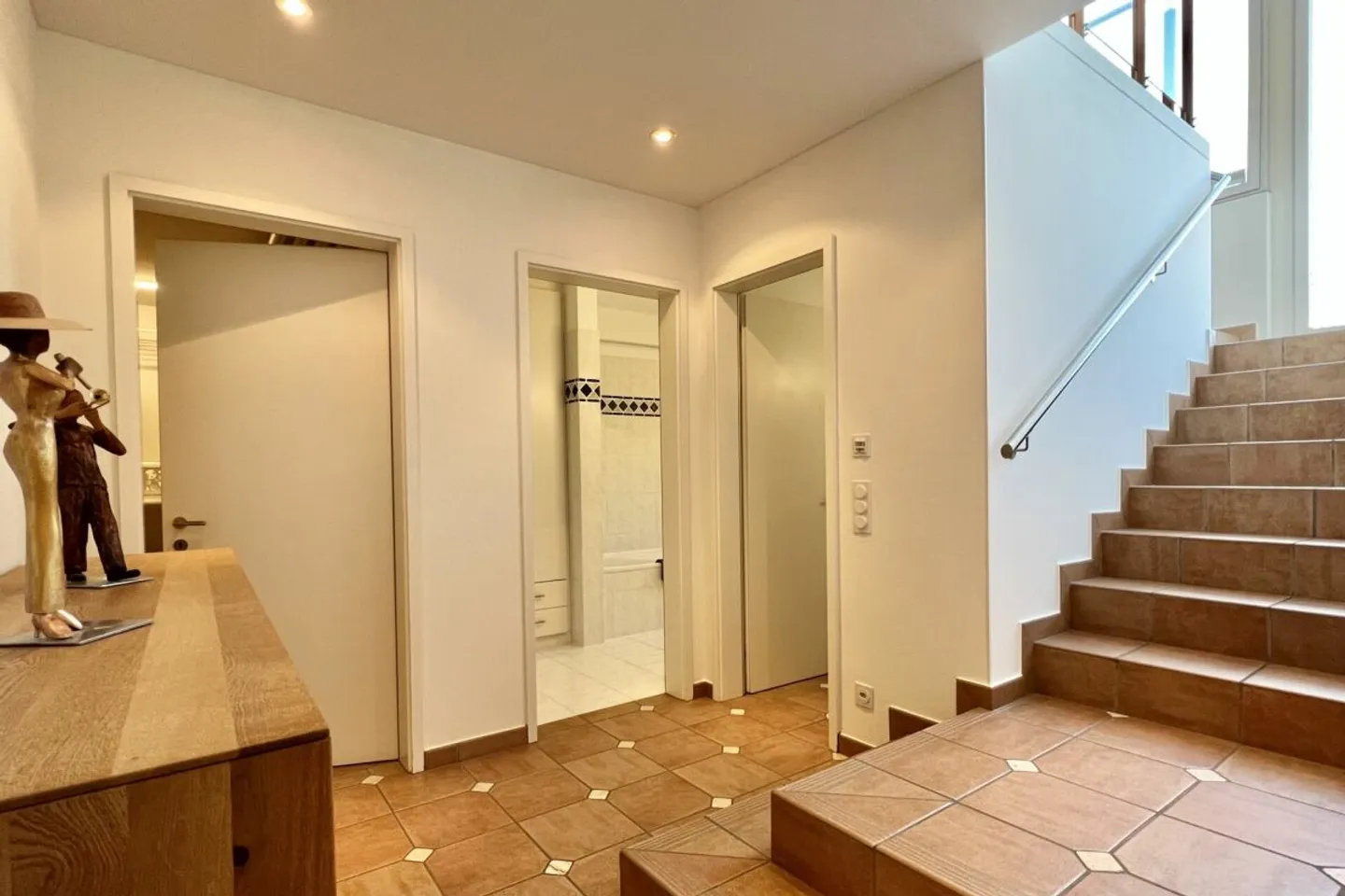 Villa in posizione soleggiata tutto l'anno con casa per gli ospiti separata e bellissimo terreno - in ottime condizioni! - Foto 33 di 56