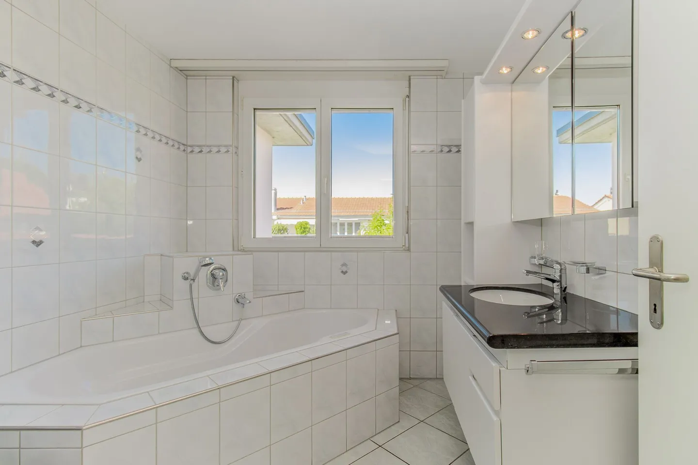 Attic Oasis with Säntis View - Wide View, Living Comfort and Peace - Photo 8 of 11