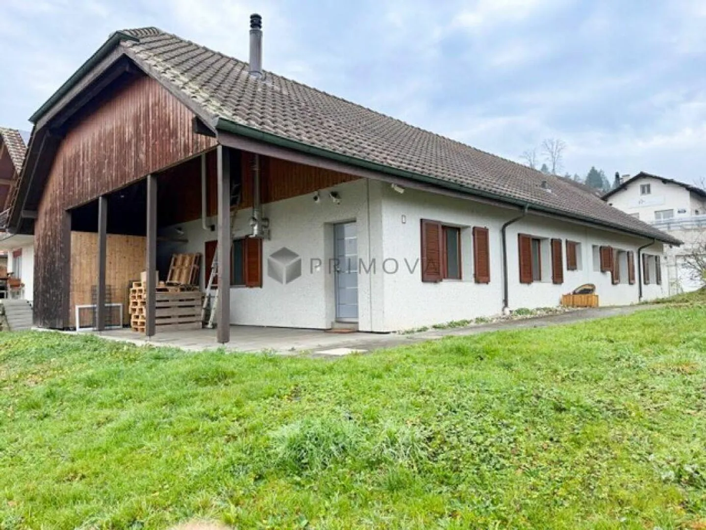 Esperienza abitativa versatile con un enorme potenziale di espansione e un ottimo rendimento a Safnern - Foto 2 di 3