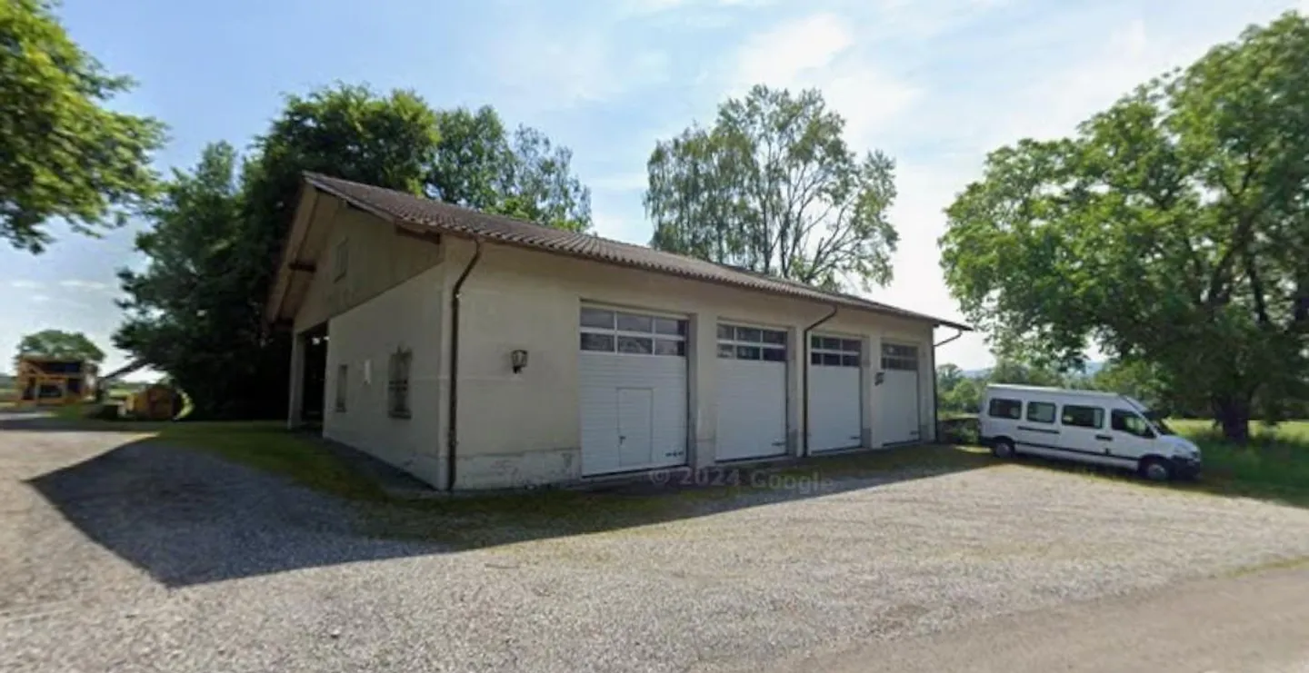 Parking spaces and garage for caravans/trucks/boats for rent - Photo 1 of 2