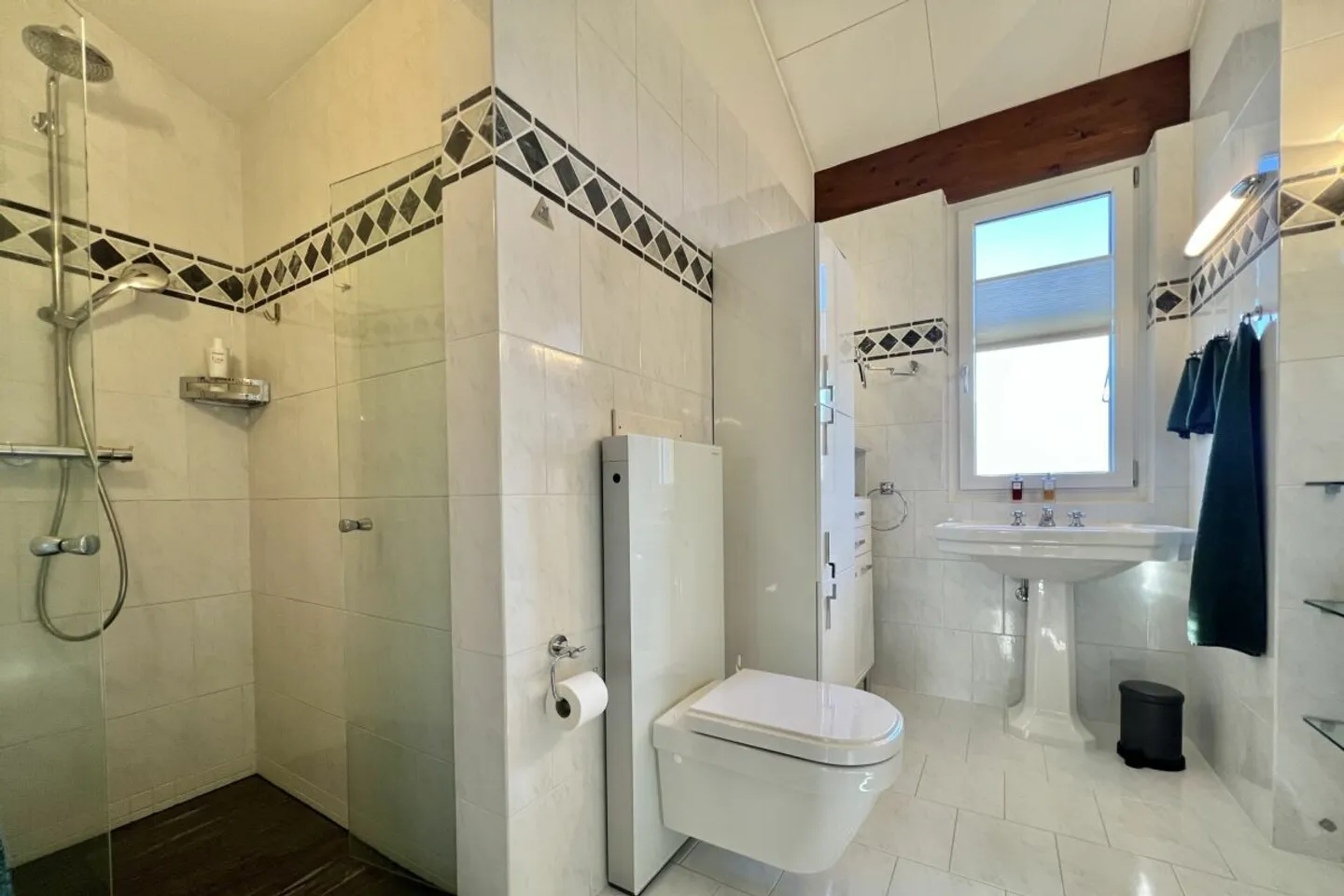 Villa in posizione soleggiata tutto l'anno con casa per gli ospiti separata e bellissimo terreno - in ottime condizioni! - Foto 39 di 56