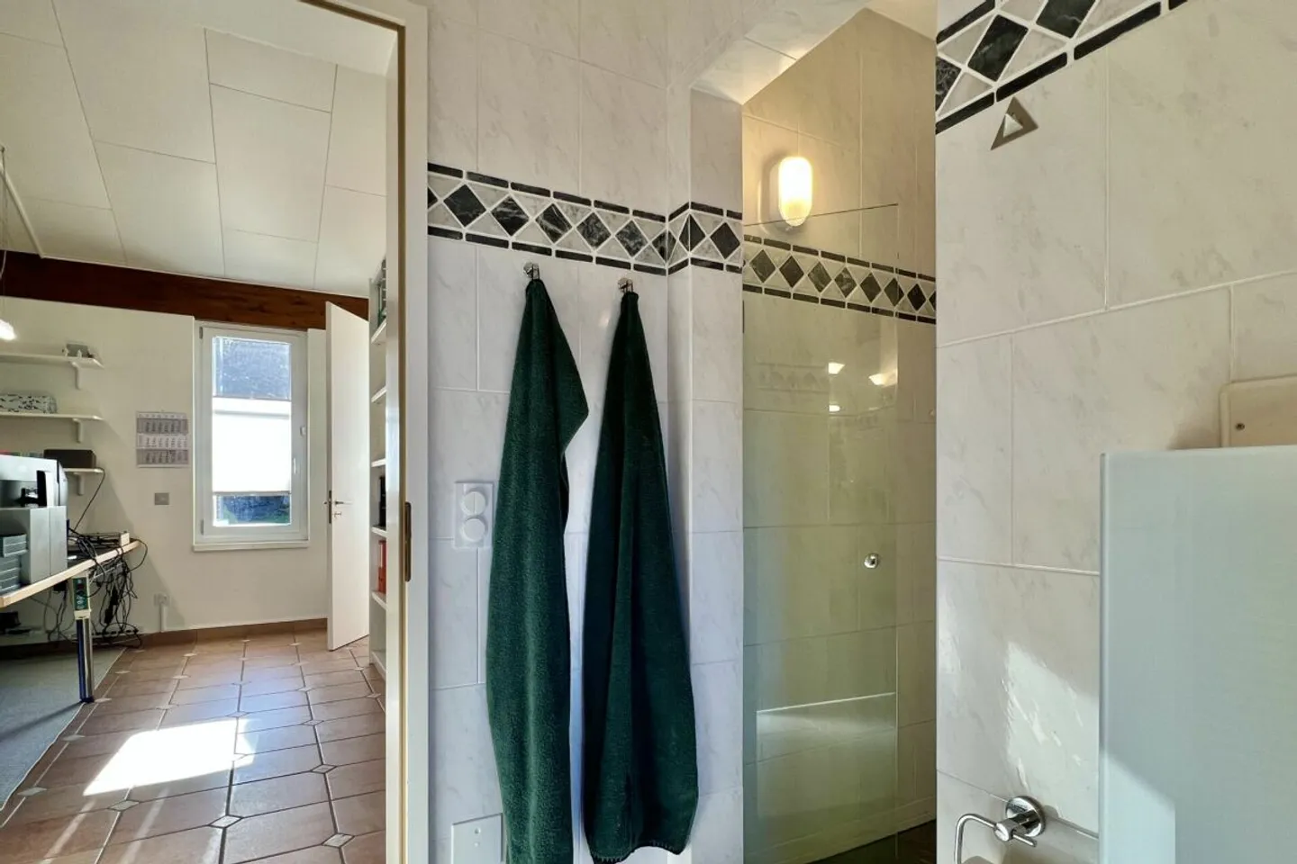 Villa in posizione soleggiata tutto l'anno con casa per gli ospiti separata e bellissimo terreno - in ottime condizioni! - Foto 40 di 56