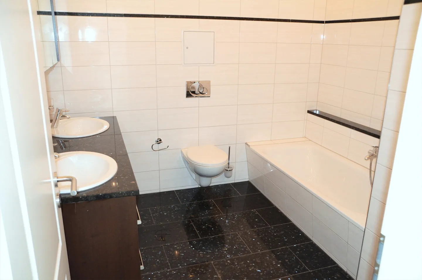 Exclusive 3.5 Room Apartment with Large Balcony - Photo 3 of 11