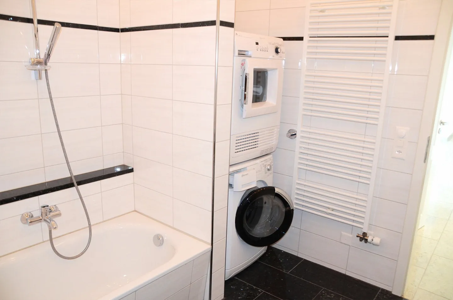 Exclusive 3.5 Room Apartment with Large Balcony - Photo 4 of 11
