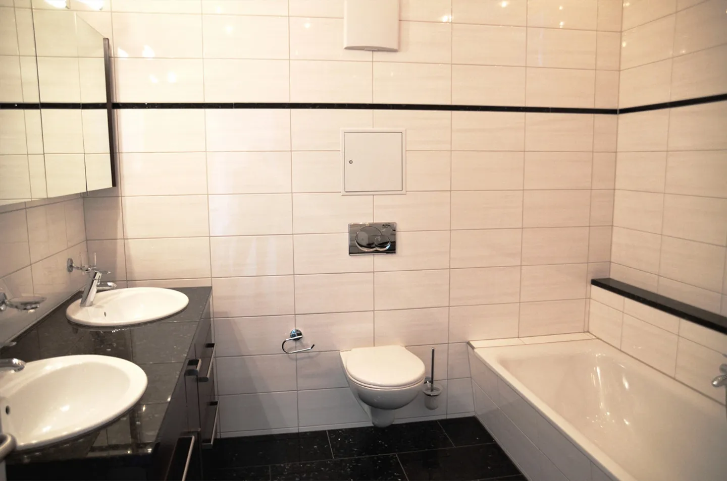 Exclusive 3.5 Room Apartment with Large Balcony - Photo 5 of 11