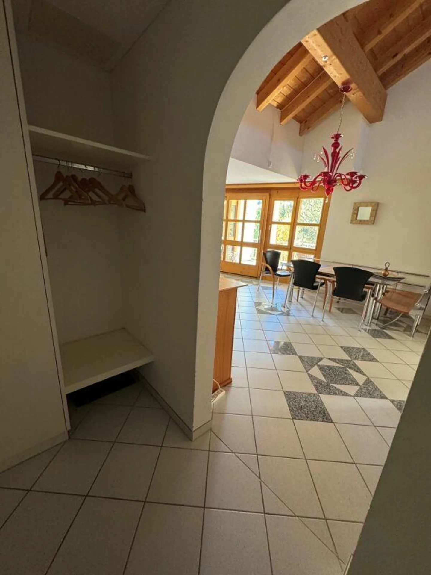 Appartement sous les combles 2 1/2 pièces avec galerie - emplacement calme dans le village - Photo 1 sur 10