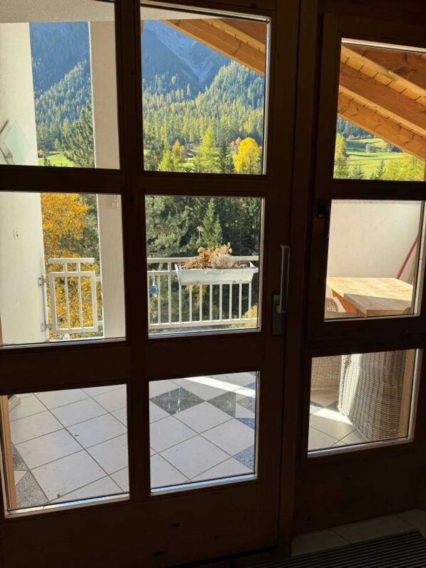 Appartement sous les combles 2 1/2 pièces avec galerie - emplacement calme dans le village - Photo 2 sur 10