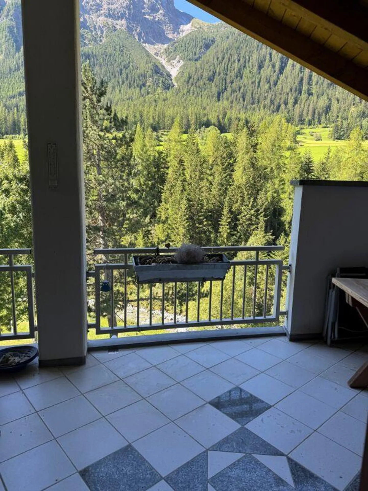 Appartement sous les combles 2 1/2 pièces avec galerie - emplacement calme dans le village - Photo 3 sur 10