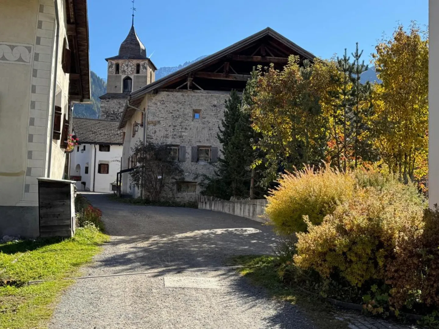Appartement sous les combles 2 1/2 pièces avec galerie - emplacement calme dans le village - Photo 4 sur 10