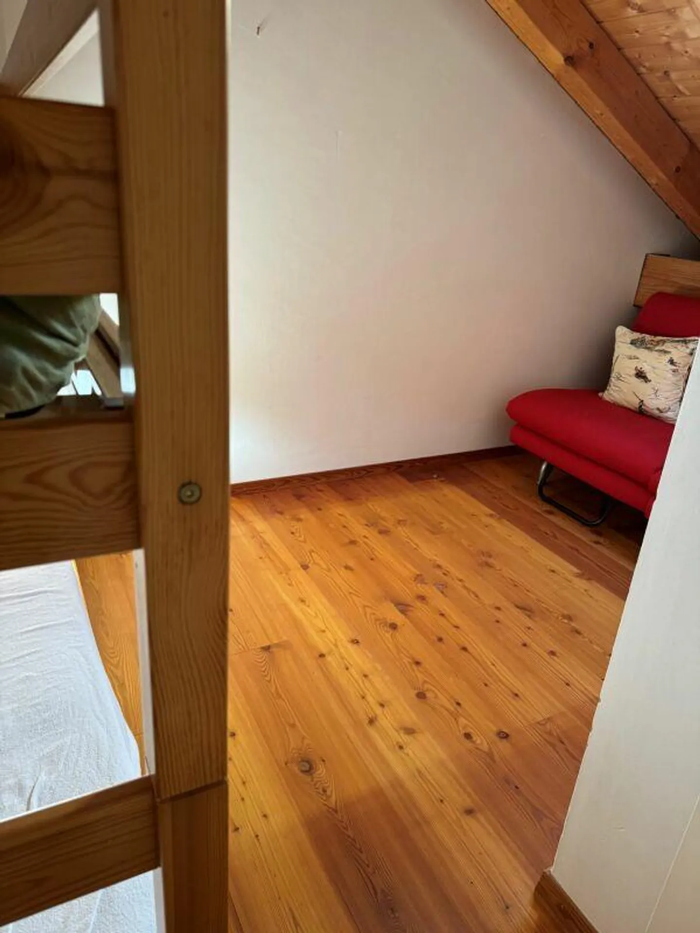 Appartement sous les combles 2 1/2 pièces avec galerie - emplacement calme dans le village - Photo 10 sur 10