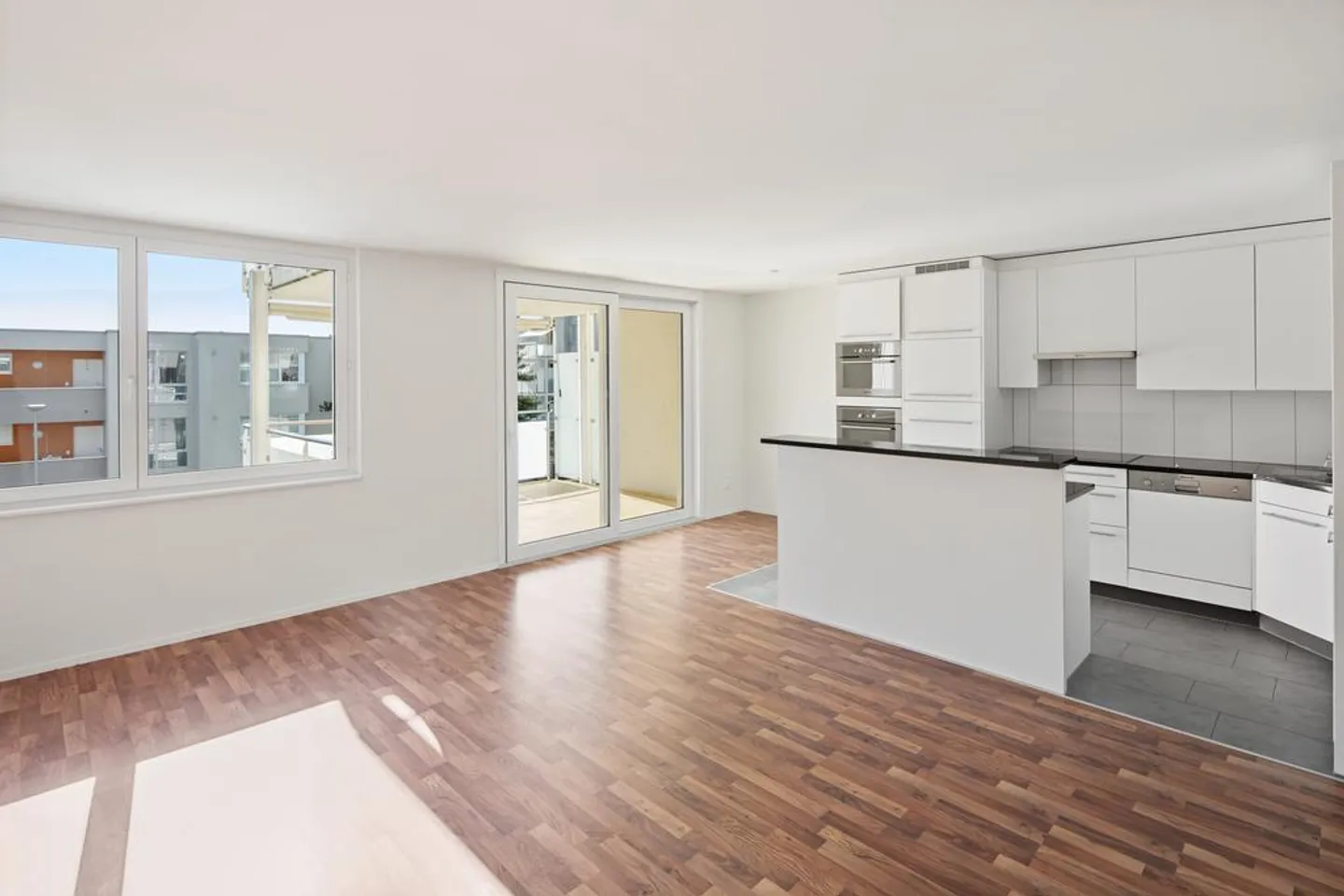 Appartement moderne à louer avec grand balcon - Photo 2 sur 9