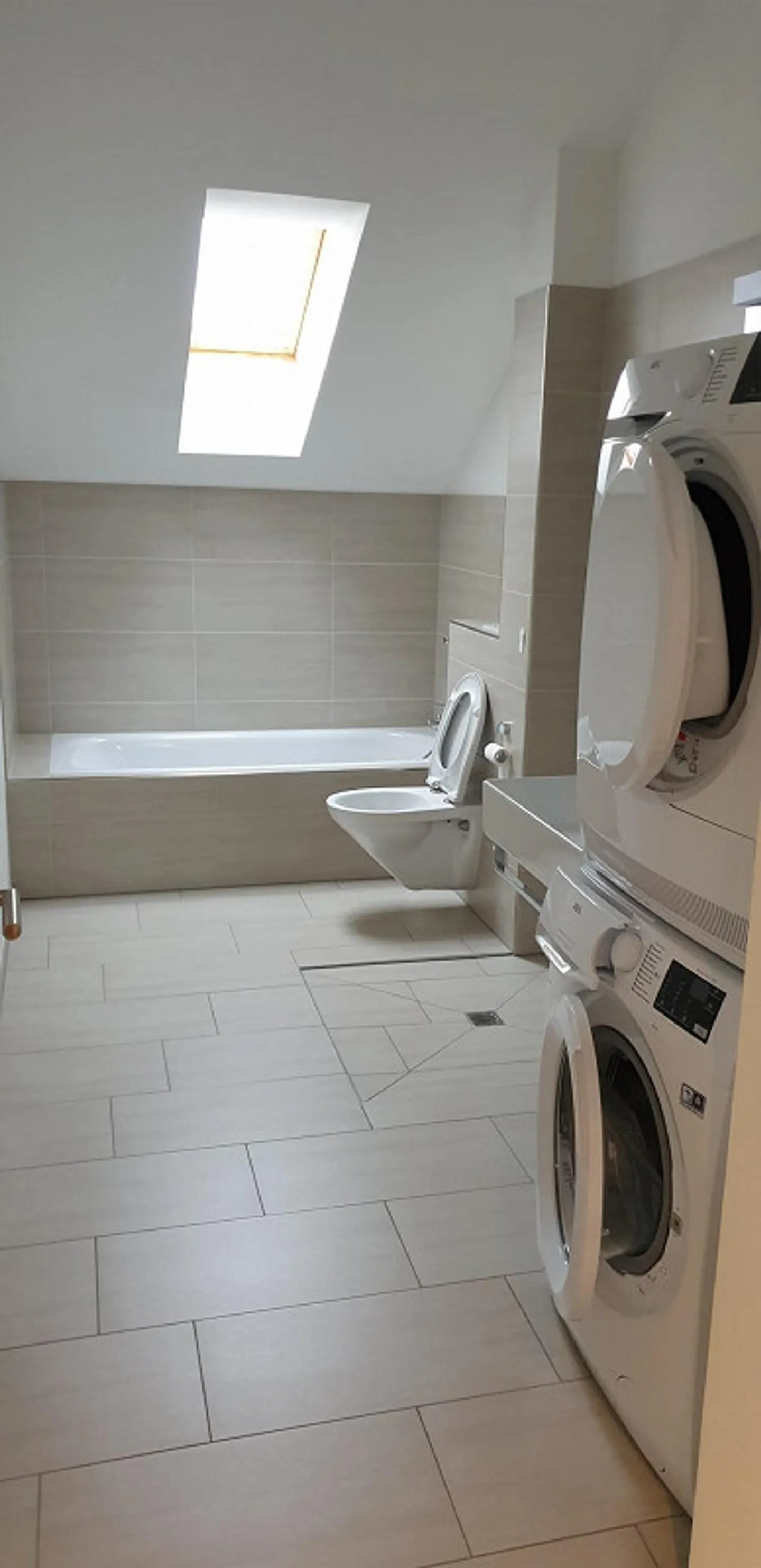 Découvrez ce spacieux penthouse de 4,5 pièces au 2ème étage - Photo 5 sur 7