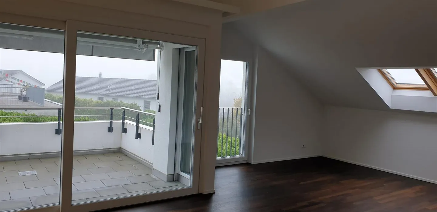 Découvrez ce spacieux penthouse de 4,5 pièces au 2ème étage - Photo 6 sur 7