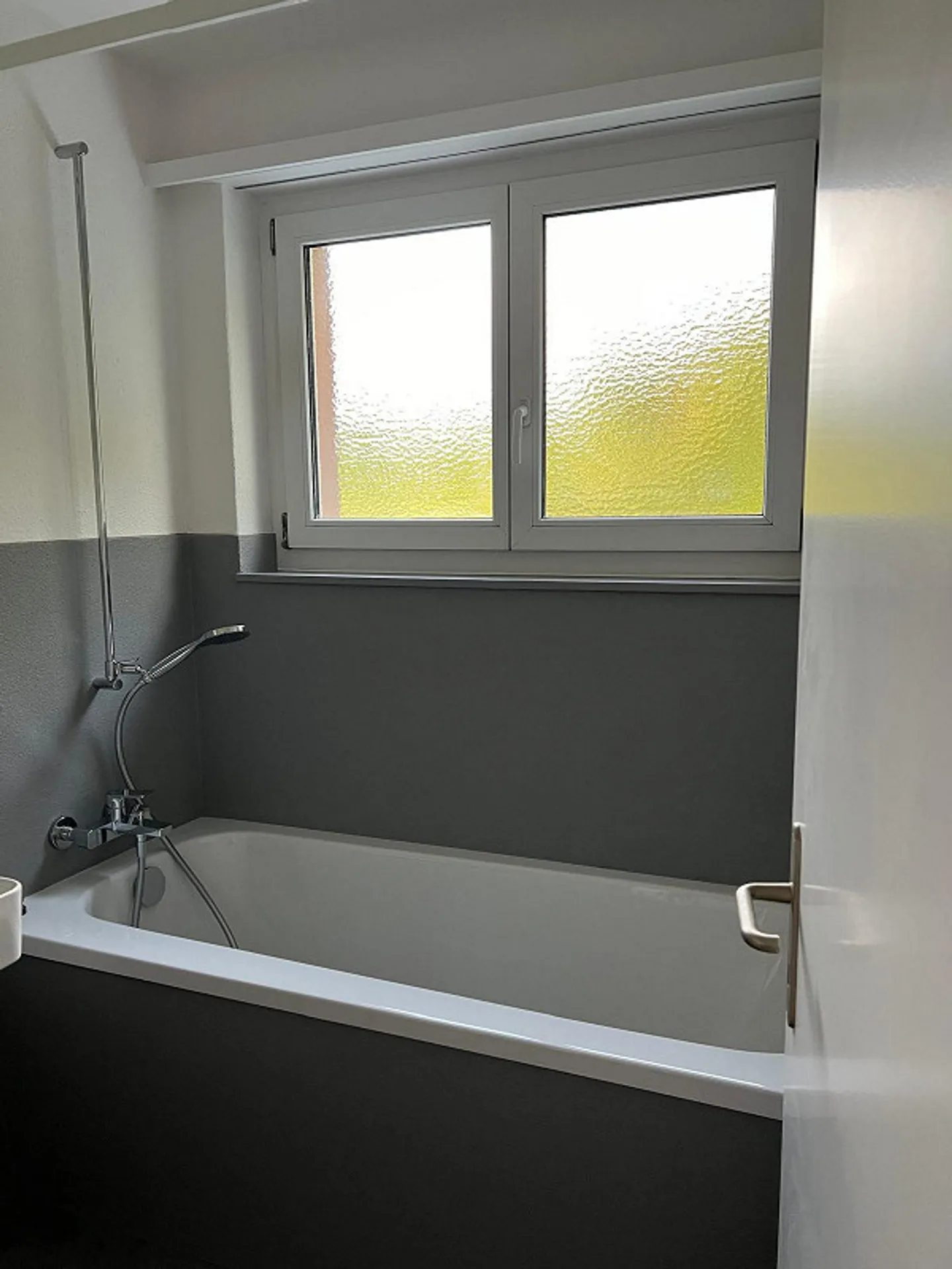 Renovierte, ruhige und helle 3 Zimmer Wohnung mit Sicht ins Grüne - Photo 1 sur 7