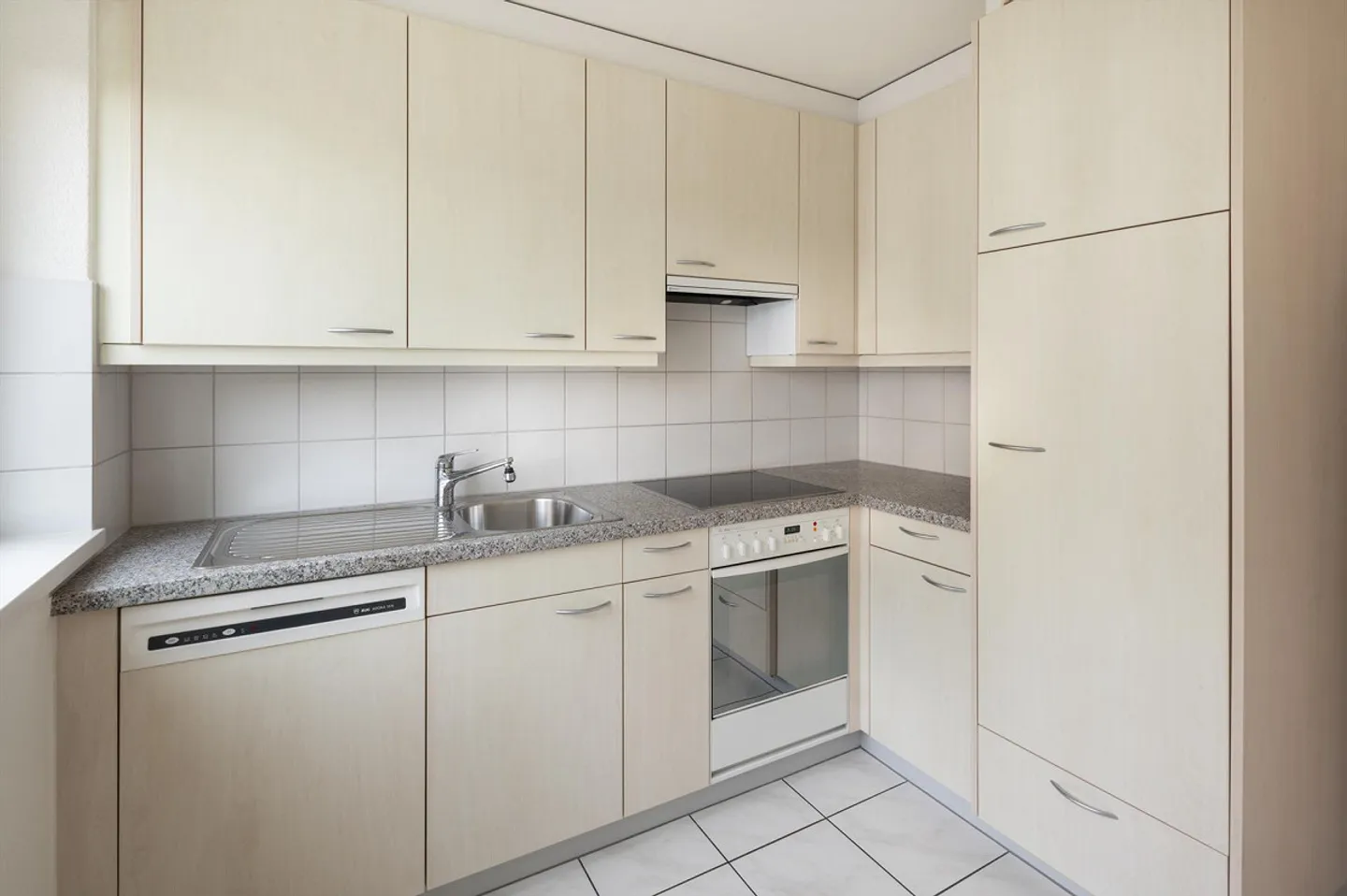 Bright Apartment - Central & Quiet Location in Muttenz near Tram Station! - Photo 6 of 13