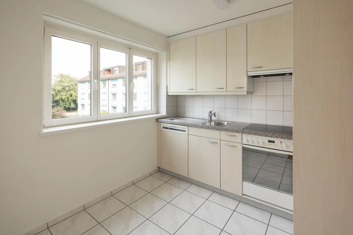 Bright Apartment - Central & Quiet Location in Muttenz near Tram Station! - Photo 7 of 13