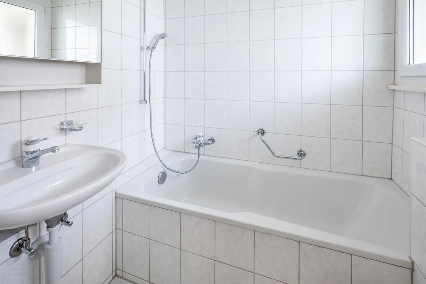 Bright Apartment - Central & Quiet Location in Muttenz near Tram Station! - Photo 8 of 13