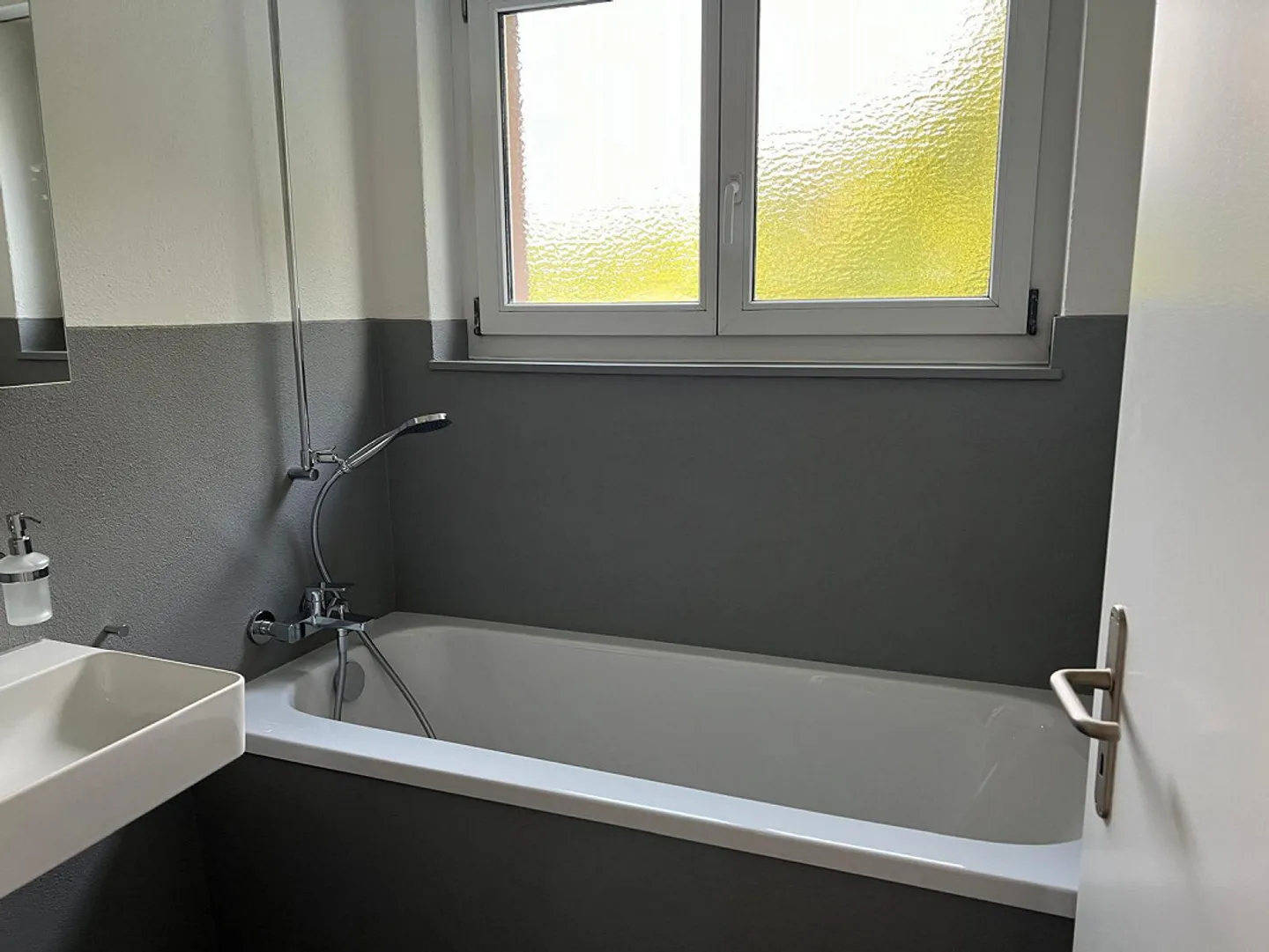 Renovierte, ruhige und helle 3 Zimmer Wohnung mit Sicht ins Grüne - Photo 3 sur 7