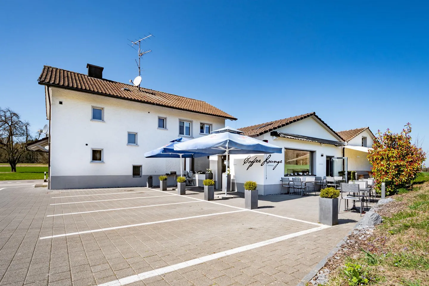 Proprietà residenziale e commerciale con stazione di servizio e caffè lounge - Foto 5 di 22