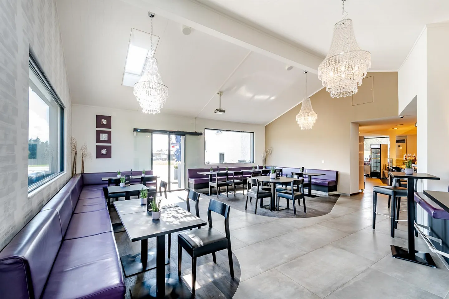Proprietà residenziale e commerciale con stazione di servizio e caffè lounge - Foto 6 di 22