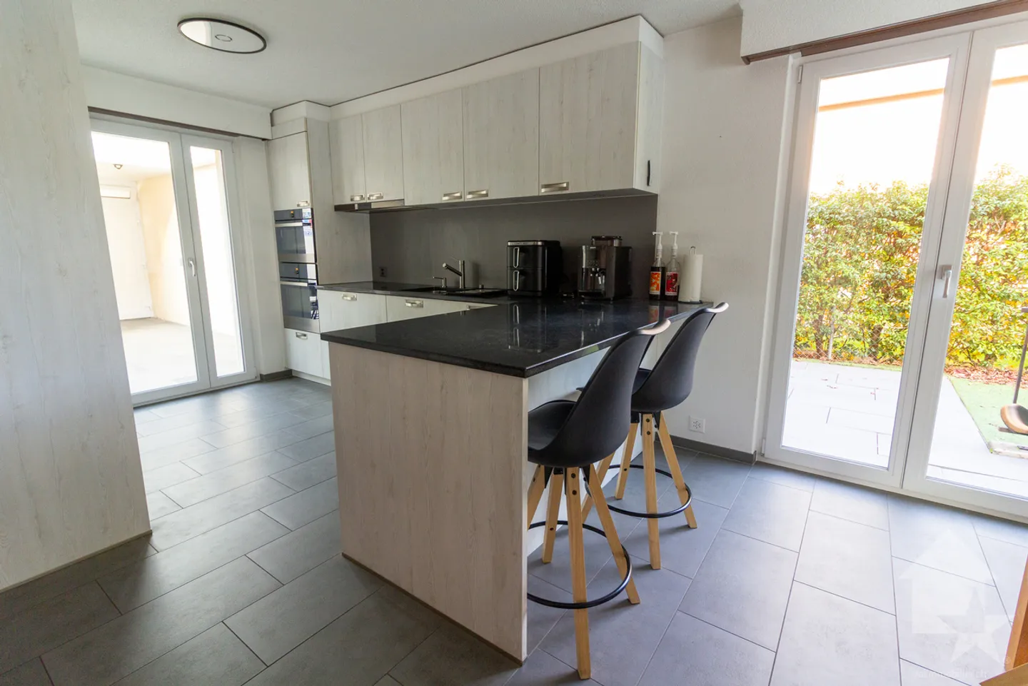 Jolie maison mitoyenne de 5.5 pièces - Photo 2 sur 25