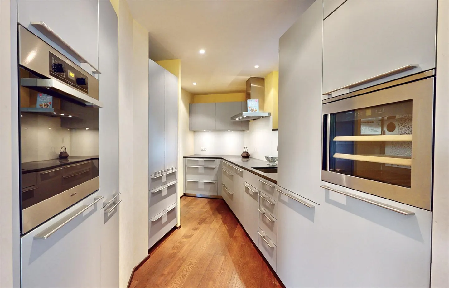 Dreamy 5.5-Room Townhouse with Whirlpool Large Terrace 3 Garage Spaces - Photo 4 of 12