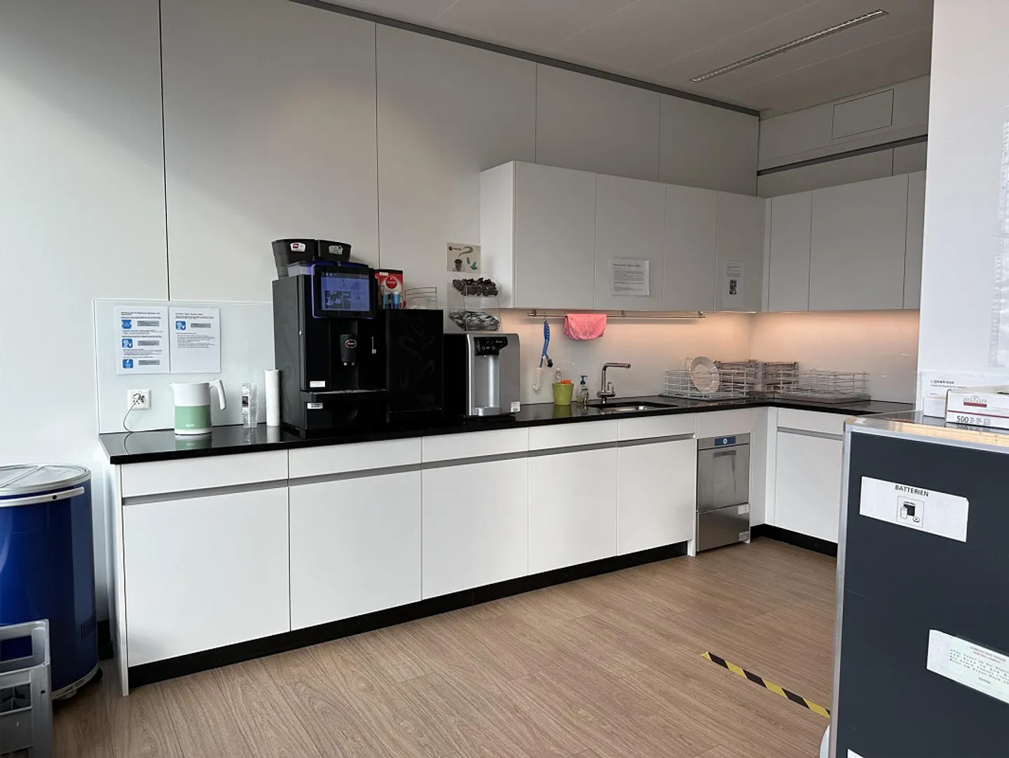 Modern, developed and furnished office space - Photo 2 of 8