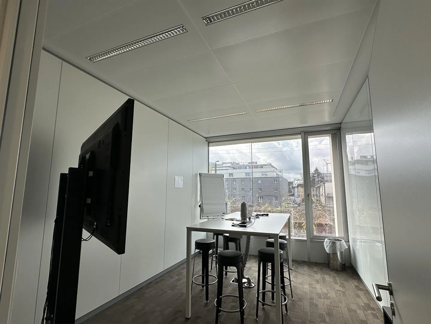 Modern, developed and furnished office space - Photo 3 of 8