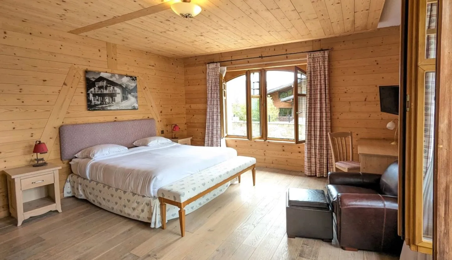 Hotel with 30 rooms - Photo 3 of 13