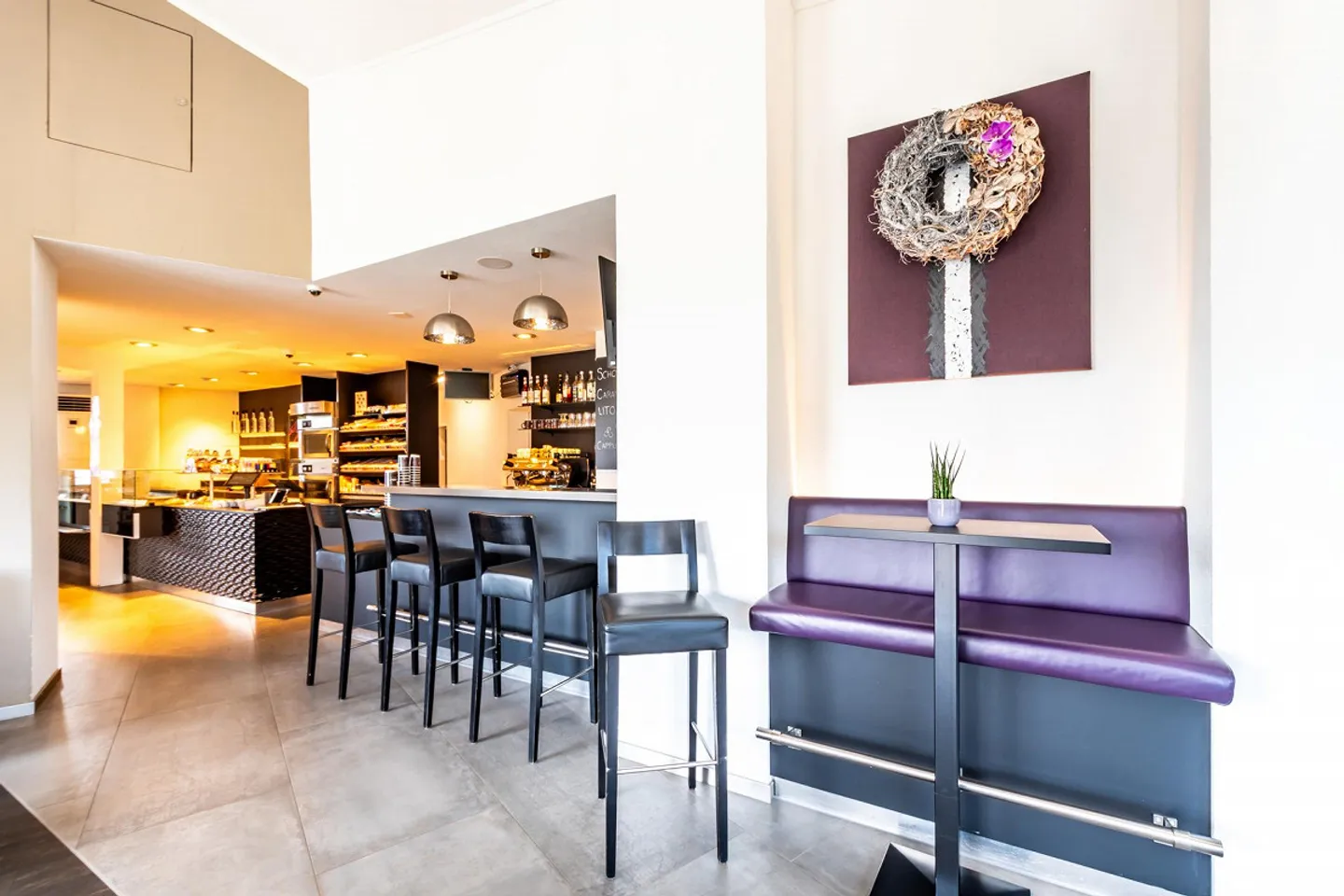 Proprietà residenziale e commerciale con stazione di servizio e caffè lounge - Foto 9 di 22