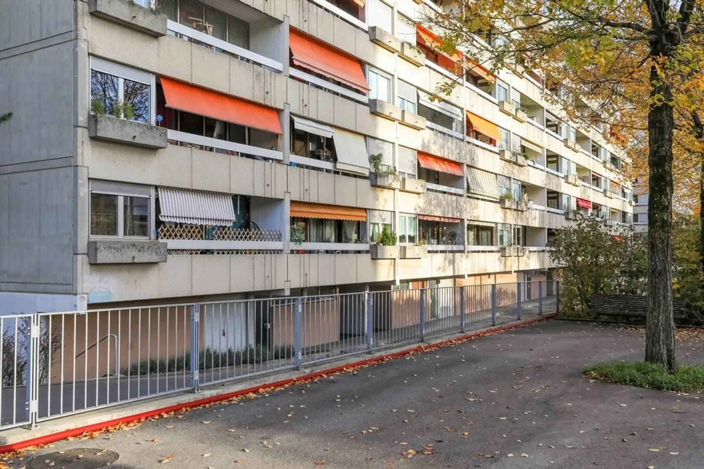 Sichere Innenparkplätze - Ideale Lage - Foto 2 von 3