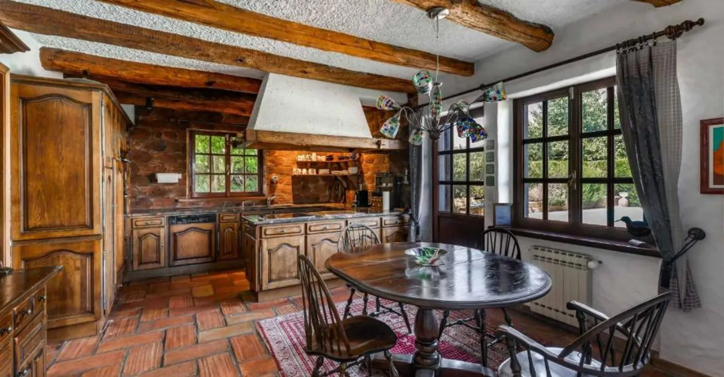 Charming Family Home with Lake View - Photo 4 of 6