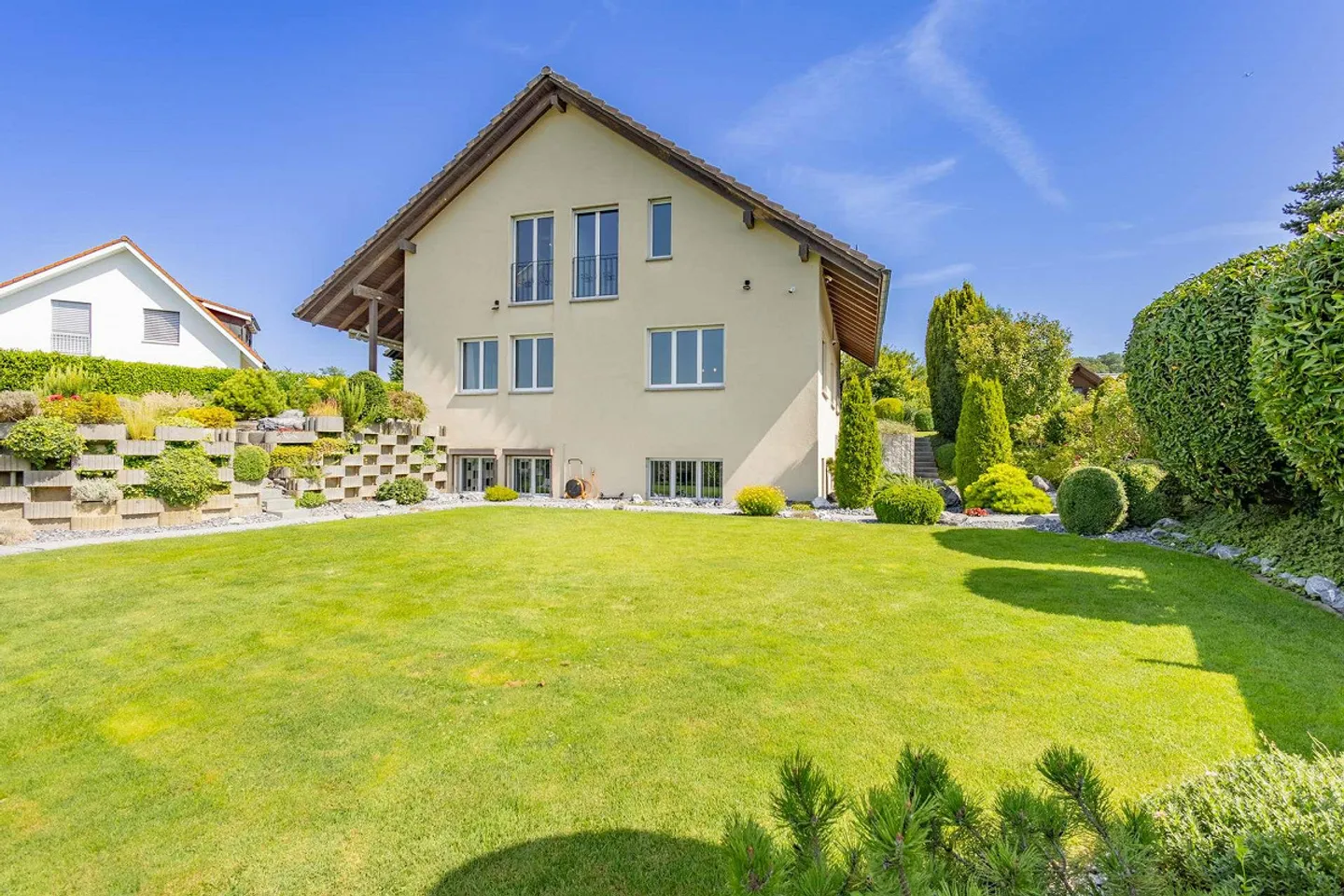 La tua casa con carattere da villa? Spaziosa casa unifamiliare di 7,5 stanze a Nürensdorf con idillio giardino e vista sulle Alpi - Foto 1 di 32