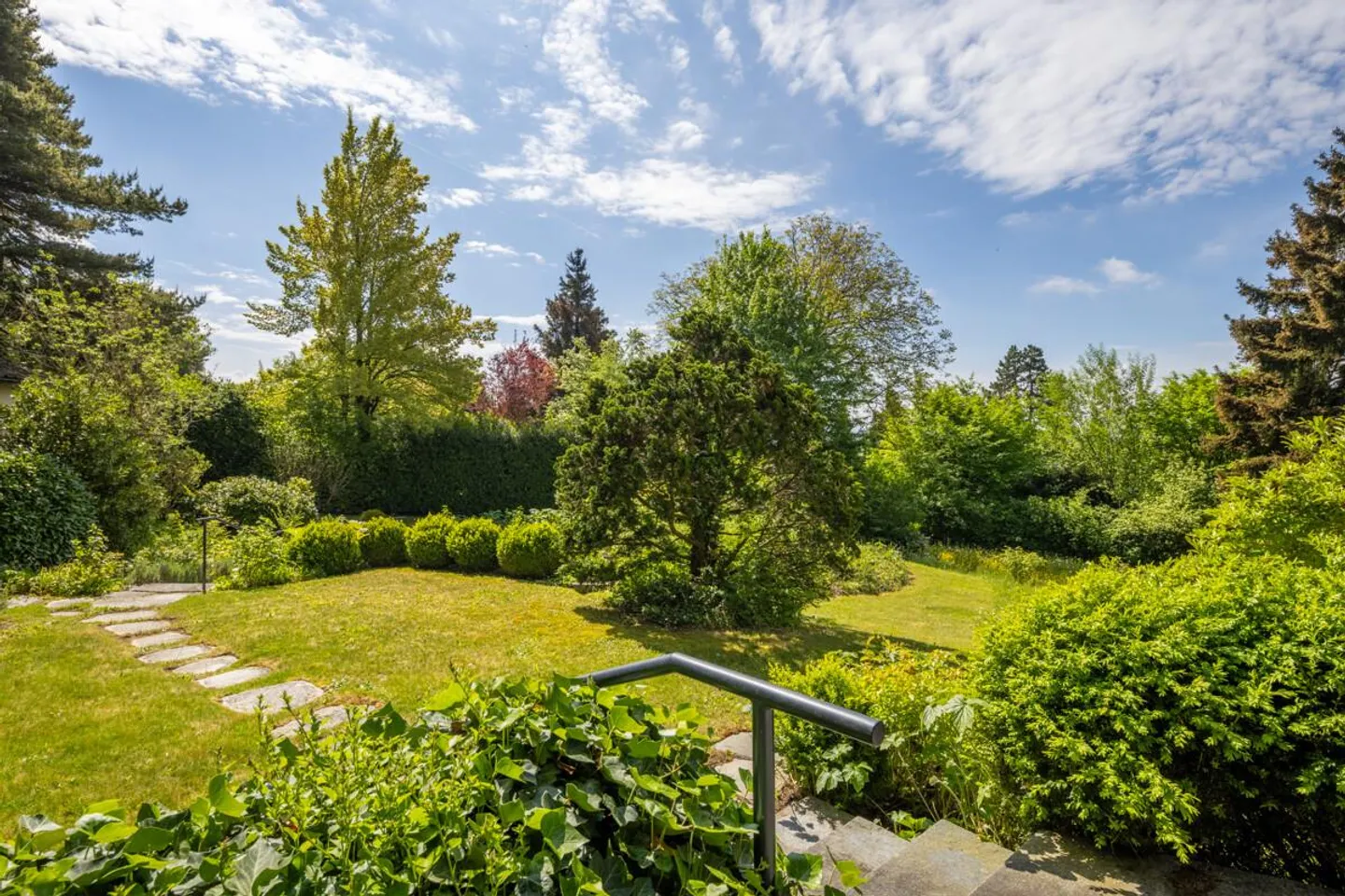 Zumikon: Detached single-family house with large garden - Photo 1 of 6