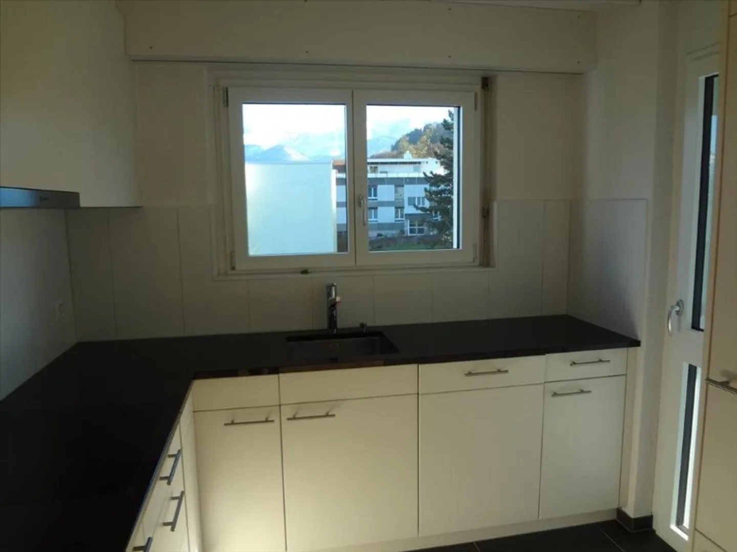 Enjoy the view of the local mountain of Spiez - Photo 3 of 11