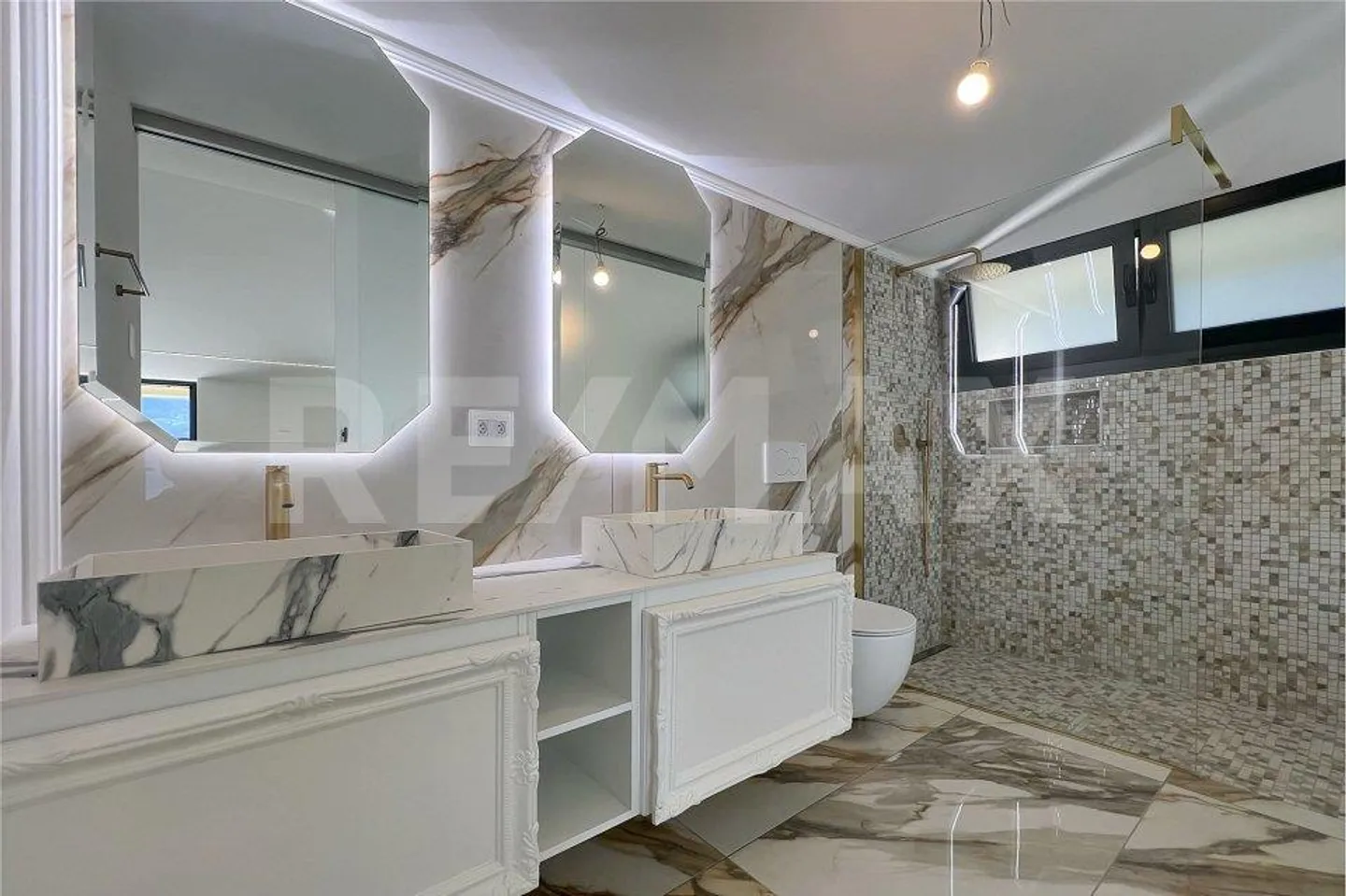 Villa con vista lago e piscina - Foto 9 di 13