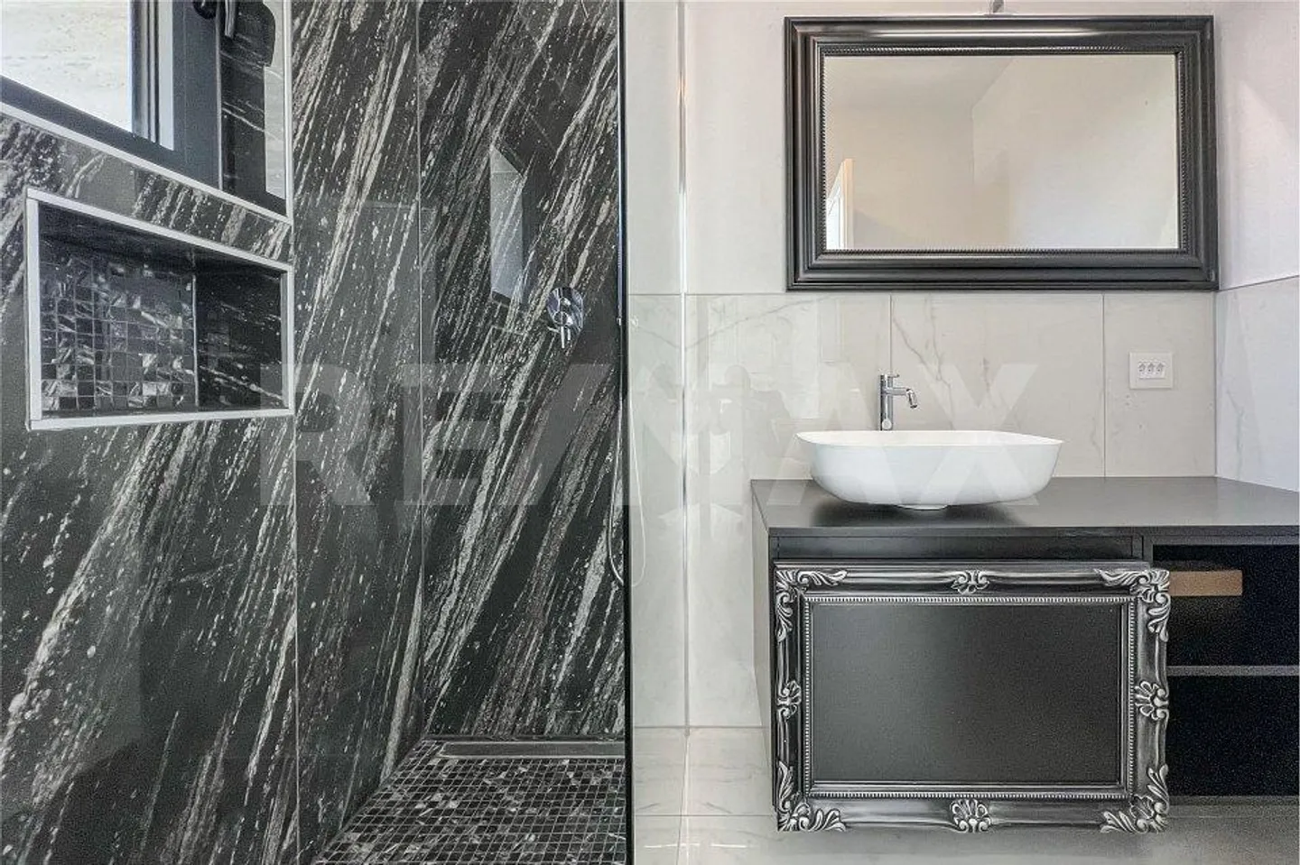 Villa con vista lago e piscina - Foto 11 di 13