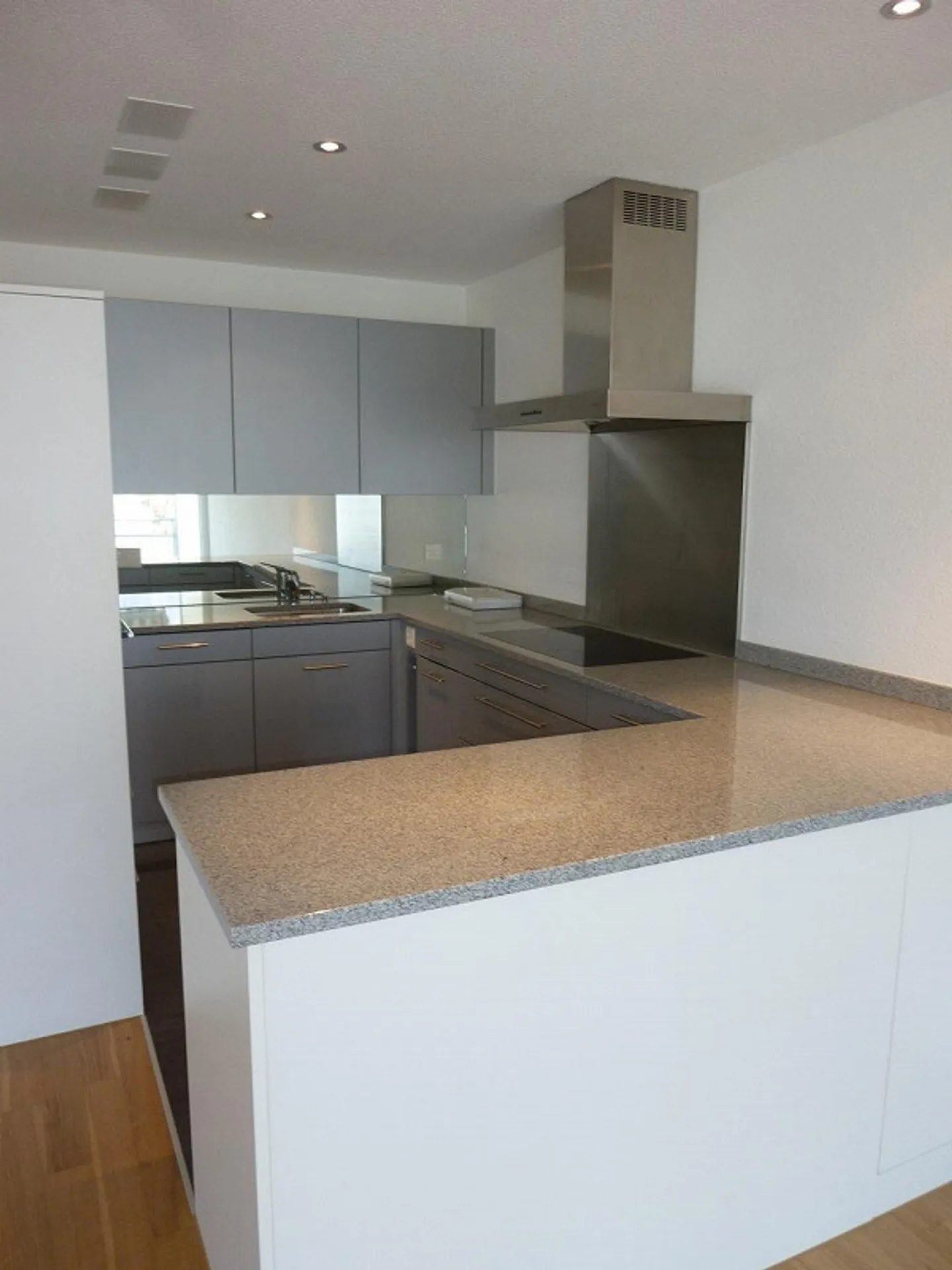 Beautiful and bright 3.5 room apartment in Münsingen - Photo 2 of 10