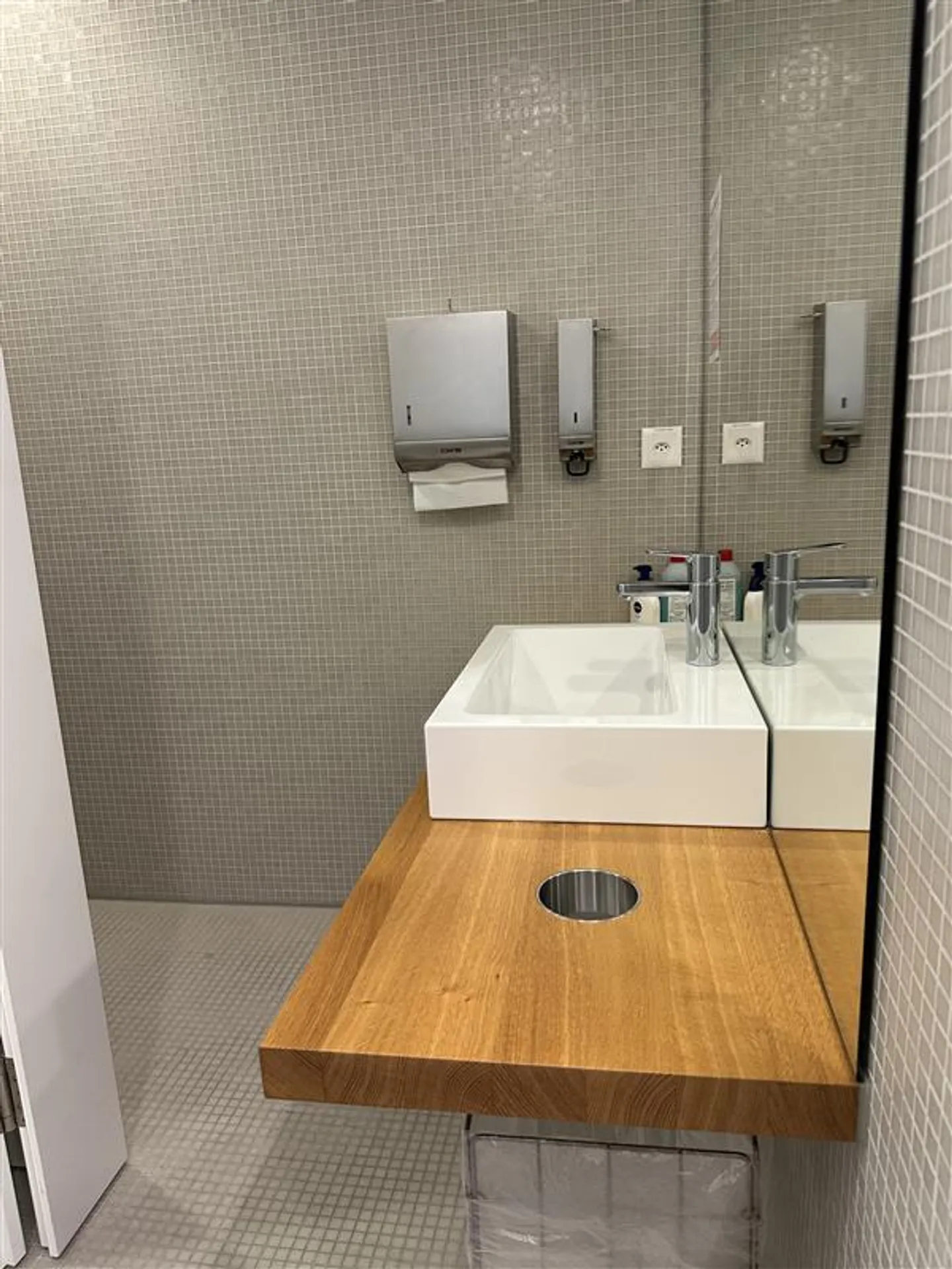 Modern, developed and furnished office space - Photo 7 of 8