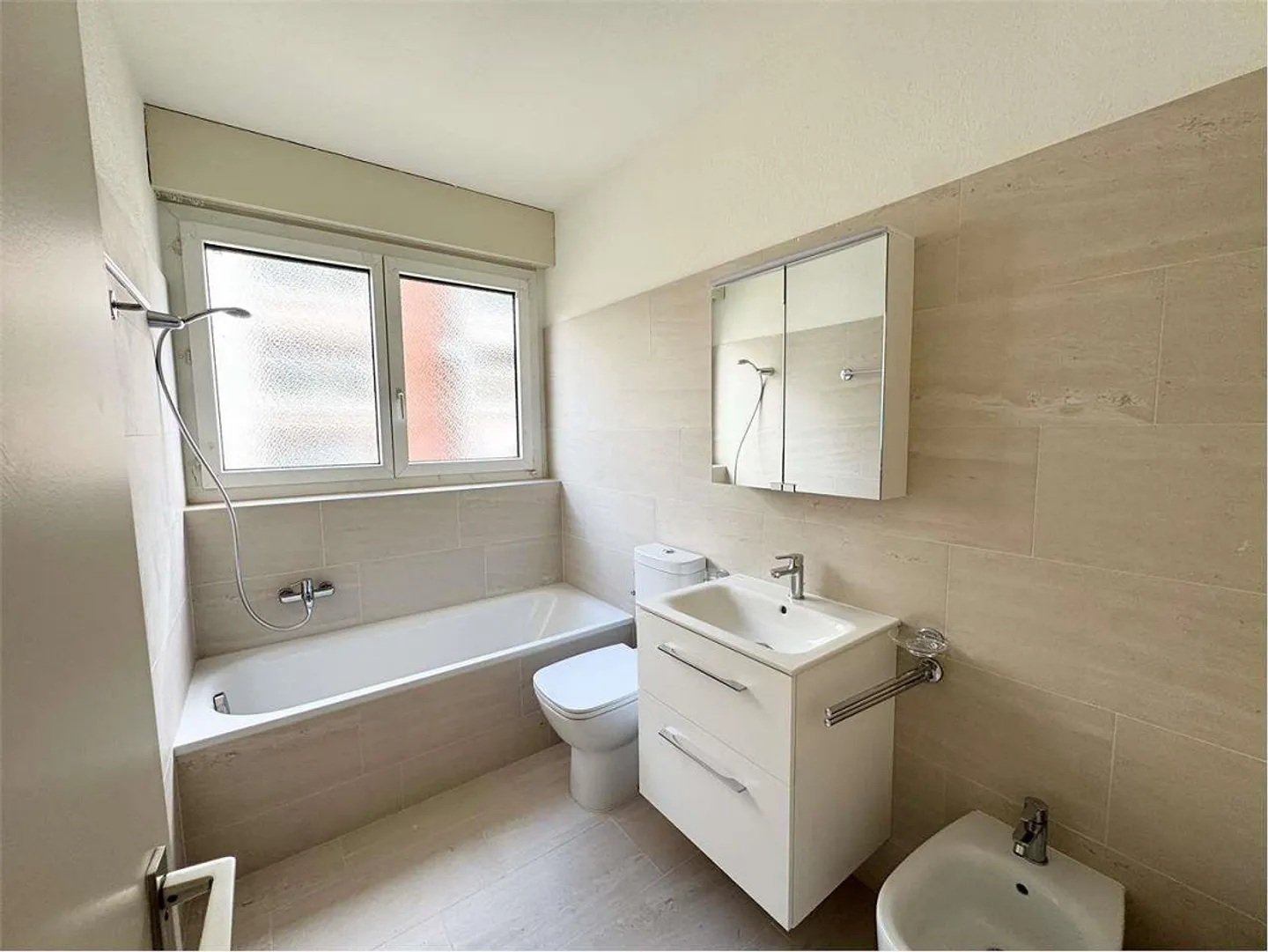 Geräumige und helle 4,5-Zimmer-Wohnung in Viganello in einer flachen Gegend - Foto 7 von 8