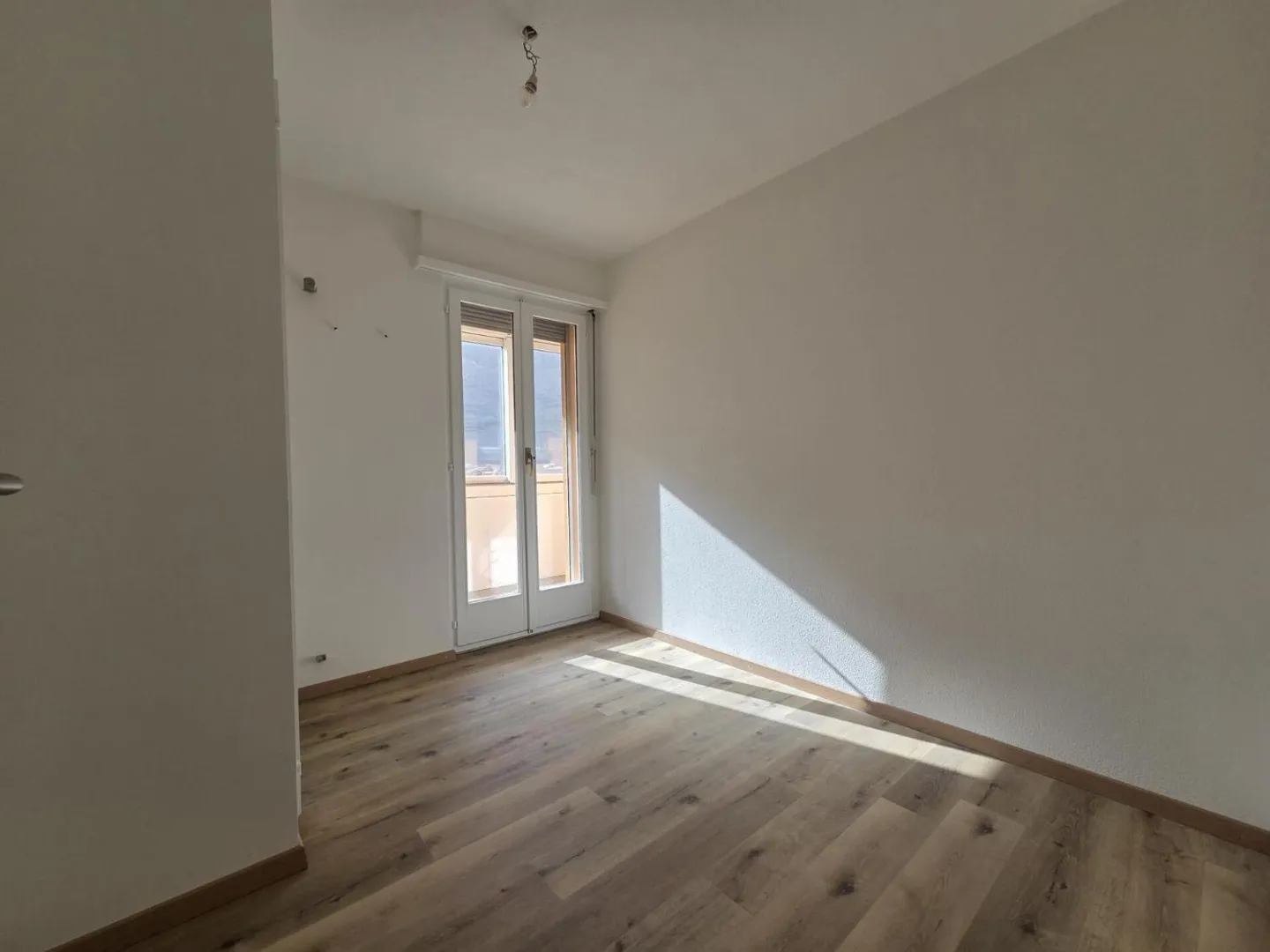 RENOVE - bright 3.5 rooms with parking space at the entrance of Saxon - Photo 4 of 7