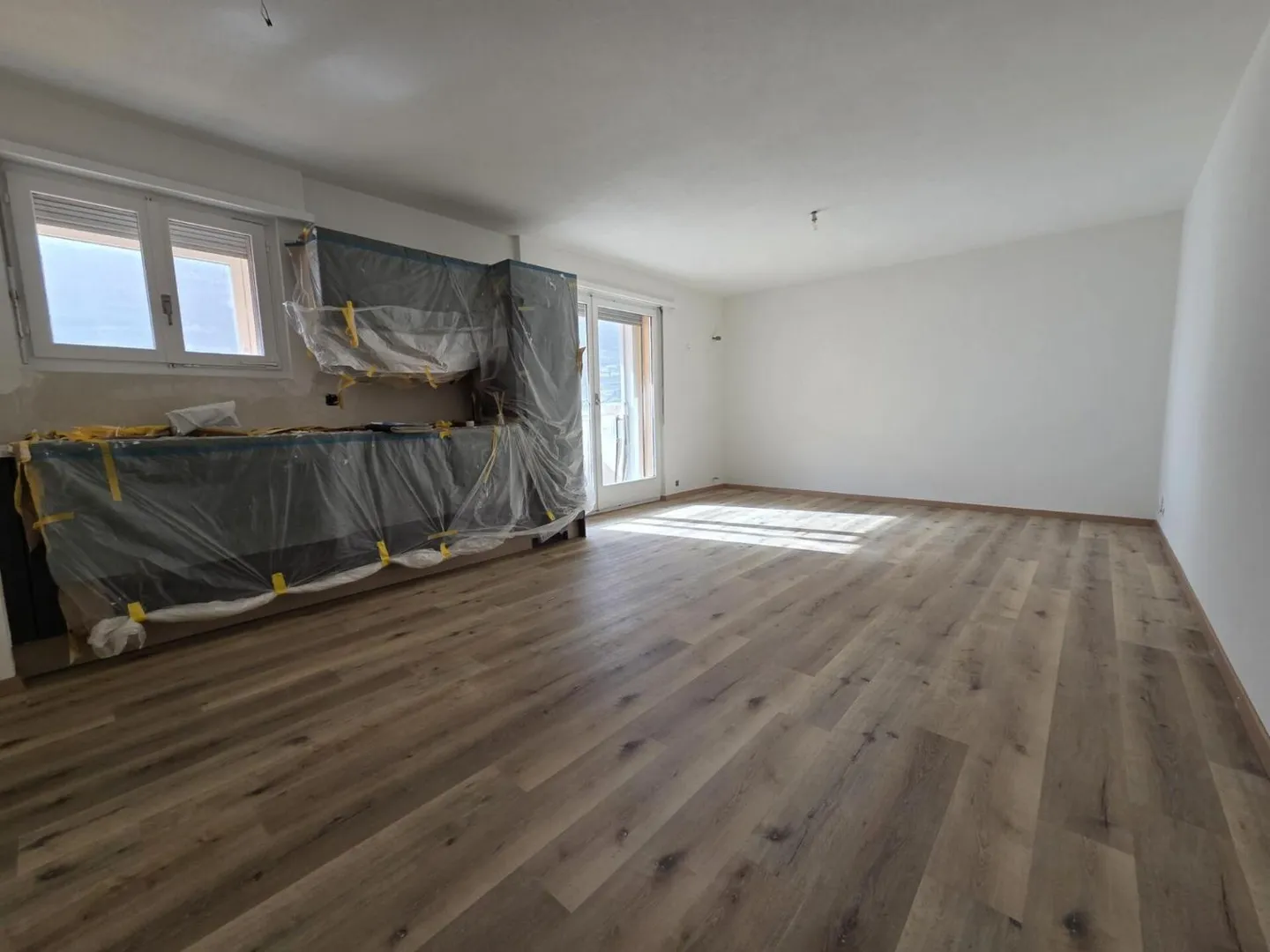 RENOVE - bright 3.5 rooms with parking space at the entrance of Saxon - Photo 1 of 7