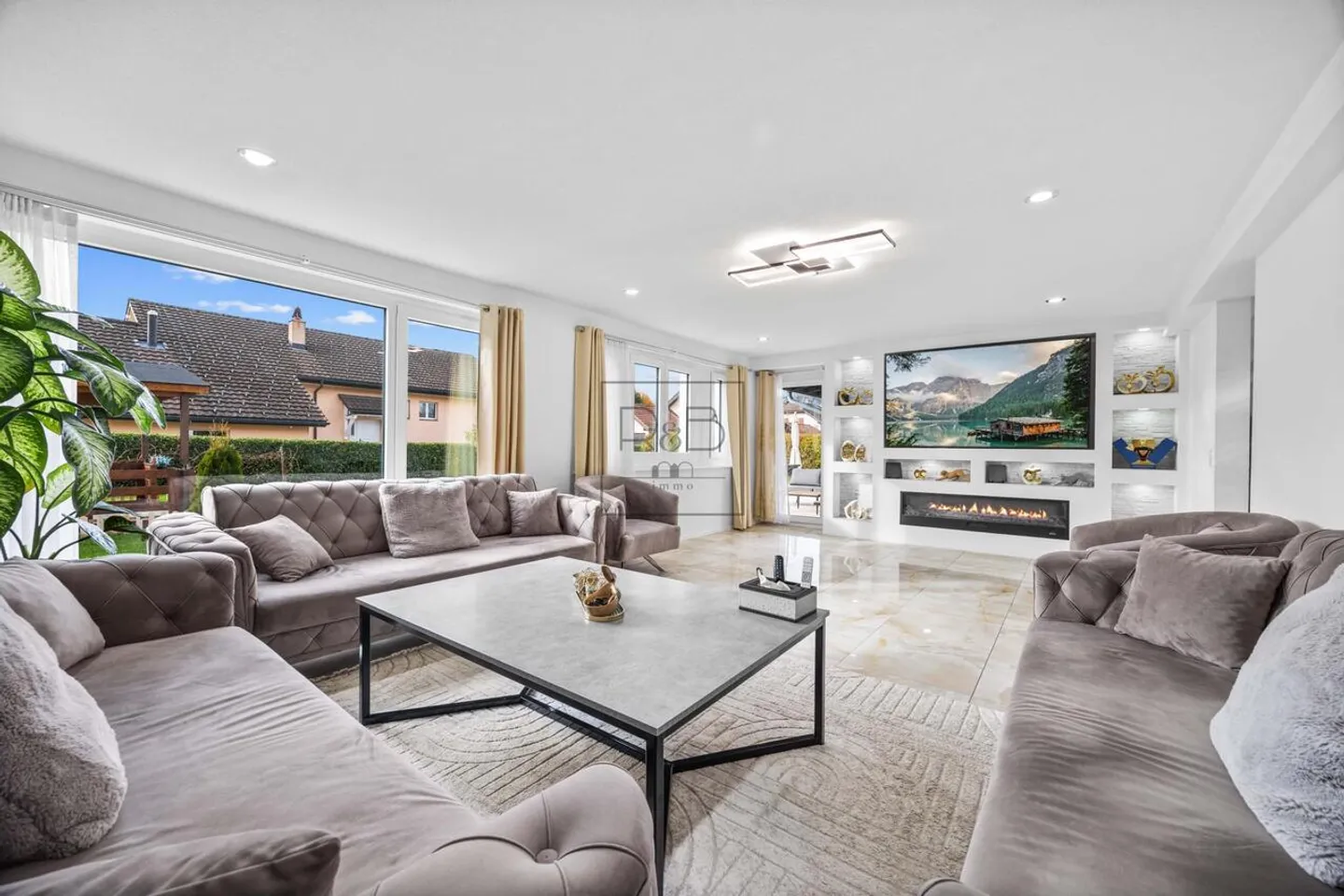 Magnificent house with two apartments - Photo 3 of 15