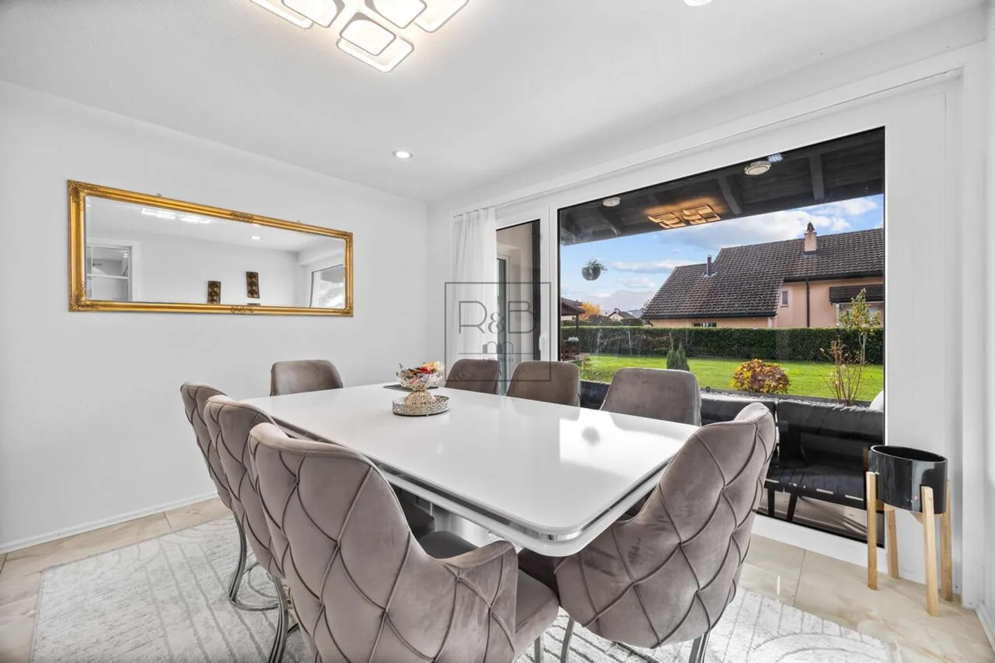 Magnificent house with two apartments - Photo 4 of 15