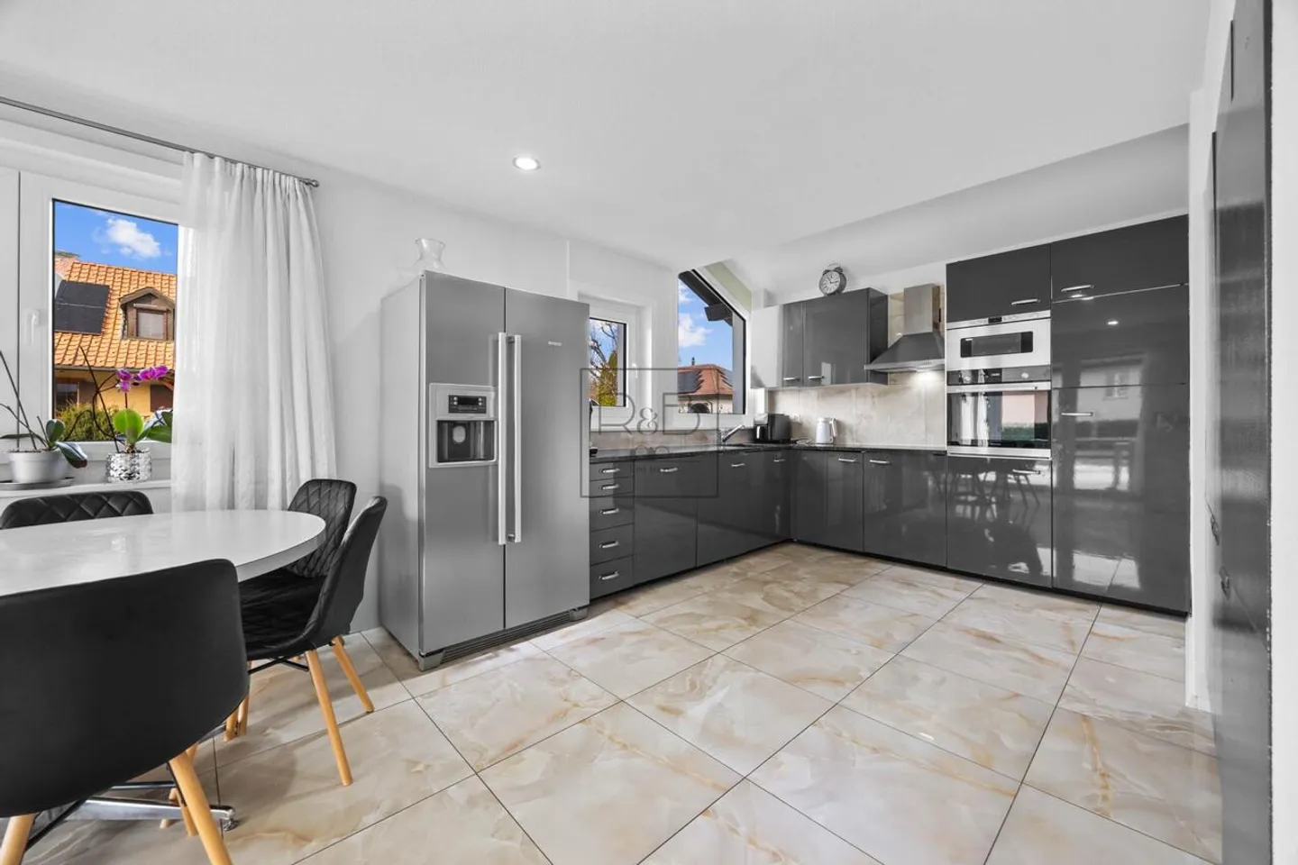 Magnificent house with two apartments - Photo 5 of 15